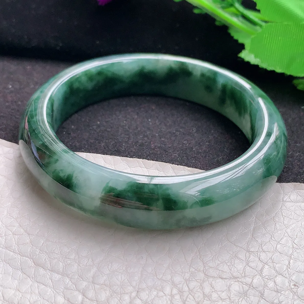 js自然光55.5*13.3*8.6平安镯 缅甸翡翠a货油绿飘花宽边玉手镯玉手环