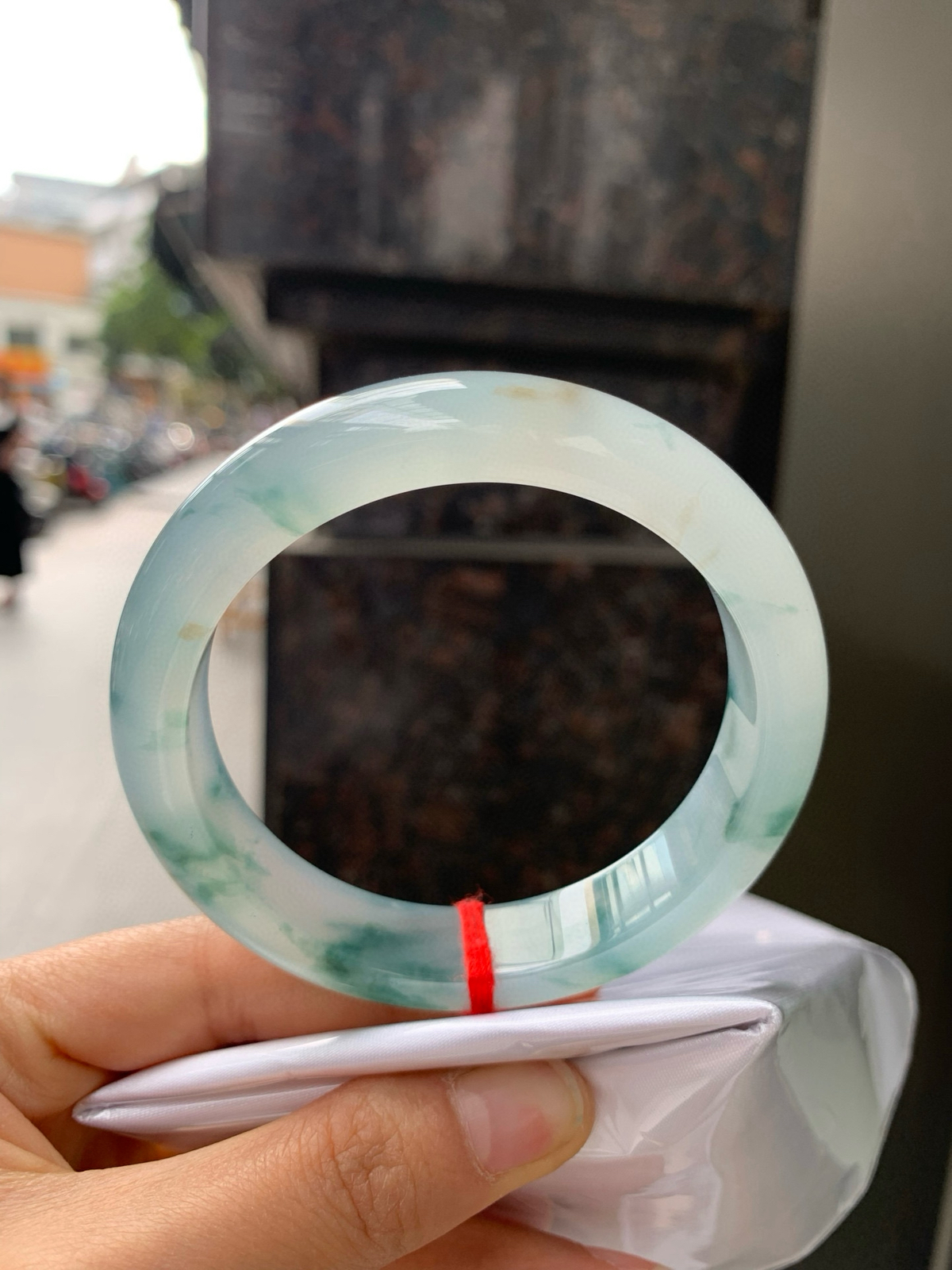 冰飘蓝花正圈
57.5-12.8-8.7
底妆纯净冰透，胶感十足，蓝花像水墨丹青一样，在水中晕染开来