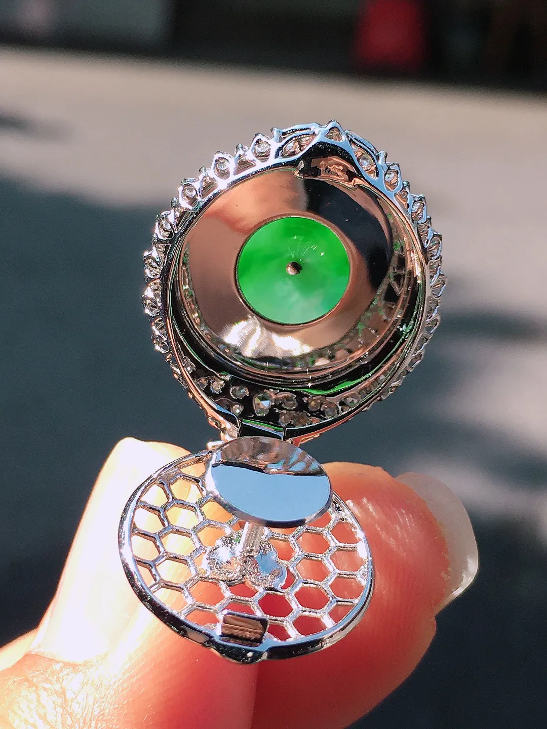 阳绿平安扣吊坠，色泽艳丽，玉质细腻，荧光感超
强，饱满圆润，尽显优雅气质，18k
金豪华镶嵌