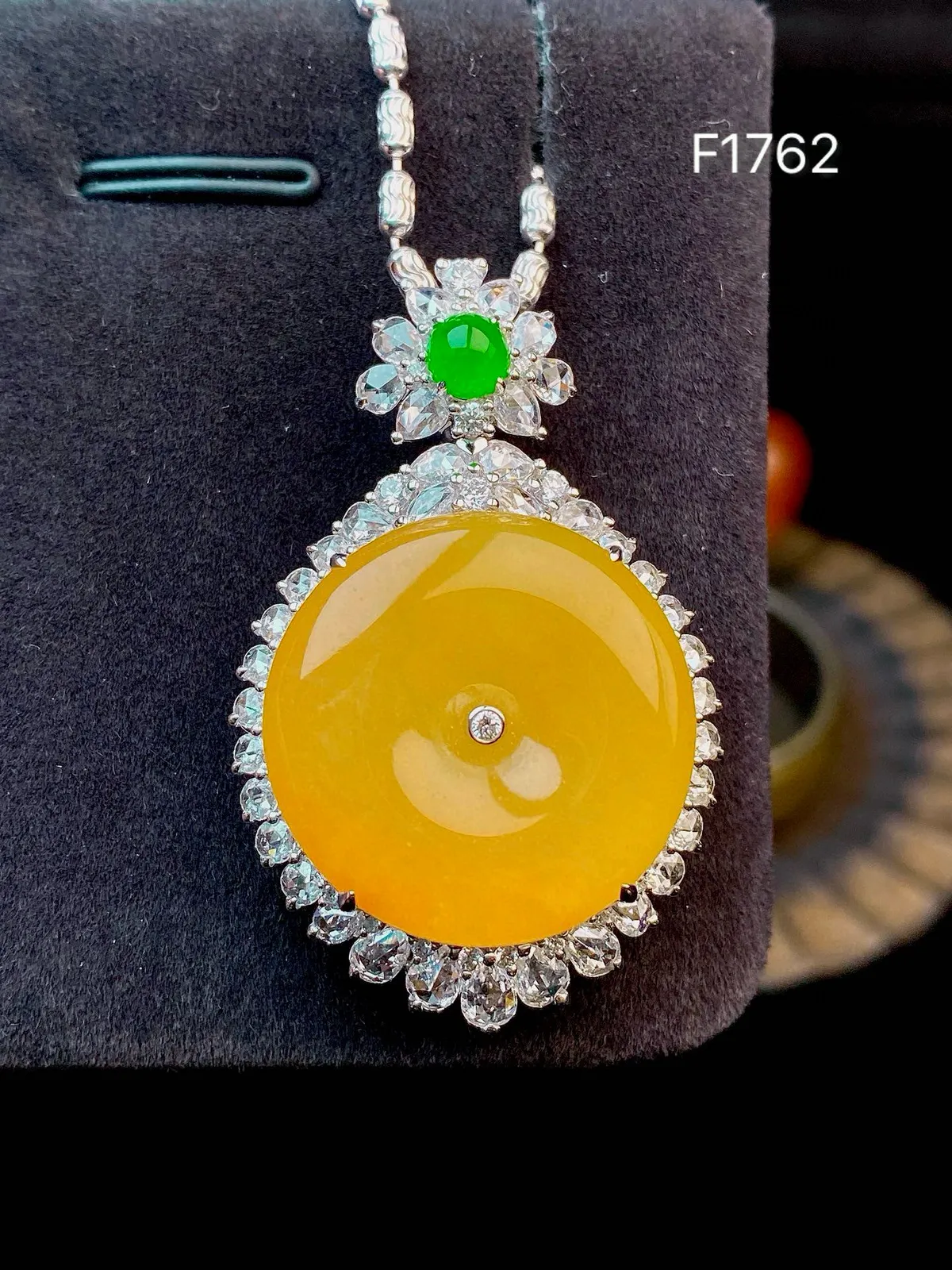 【冰种黄翡平安扣】质地非常细腻，冰润十足，种老冰透，收藏品质，18k金钻镶嵌，裸石尺寸22.5*3.