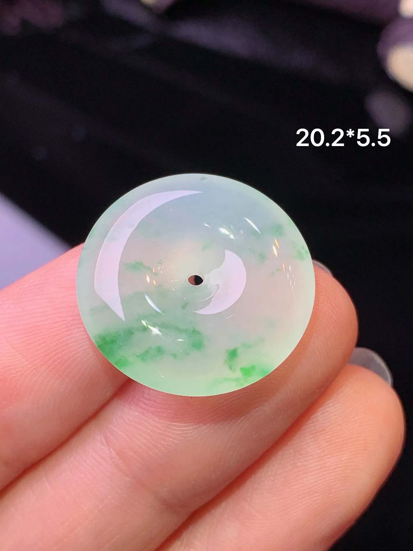 冰种飘绿平安扣吊坠 玉质细腻 色泽清新艳丽 整体尺寸20.2*5.5