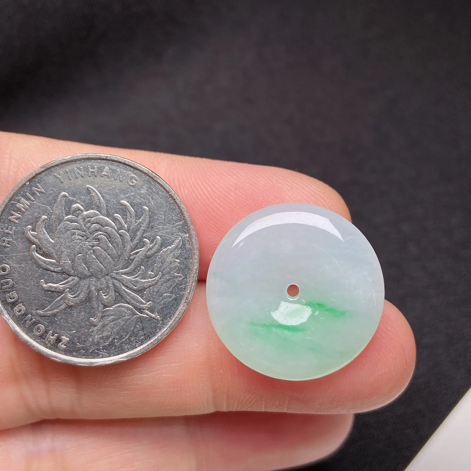 冰种飘绿平安扣，冰润光泽，玉质细腻，种水足 001 尺寸19.9*3.4