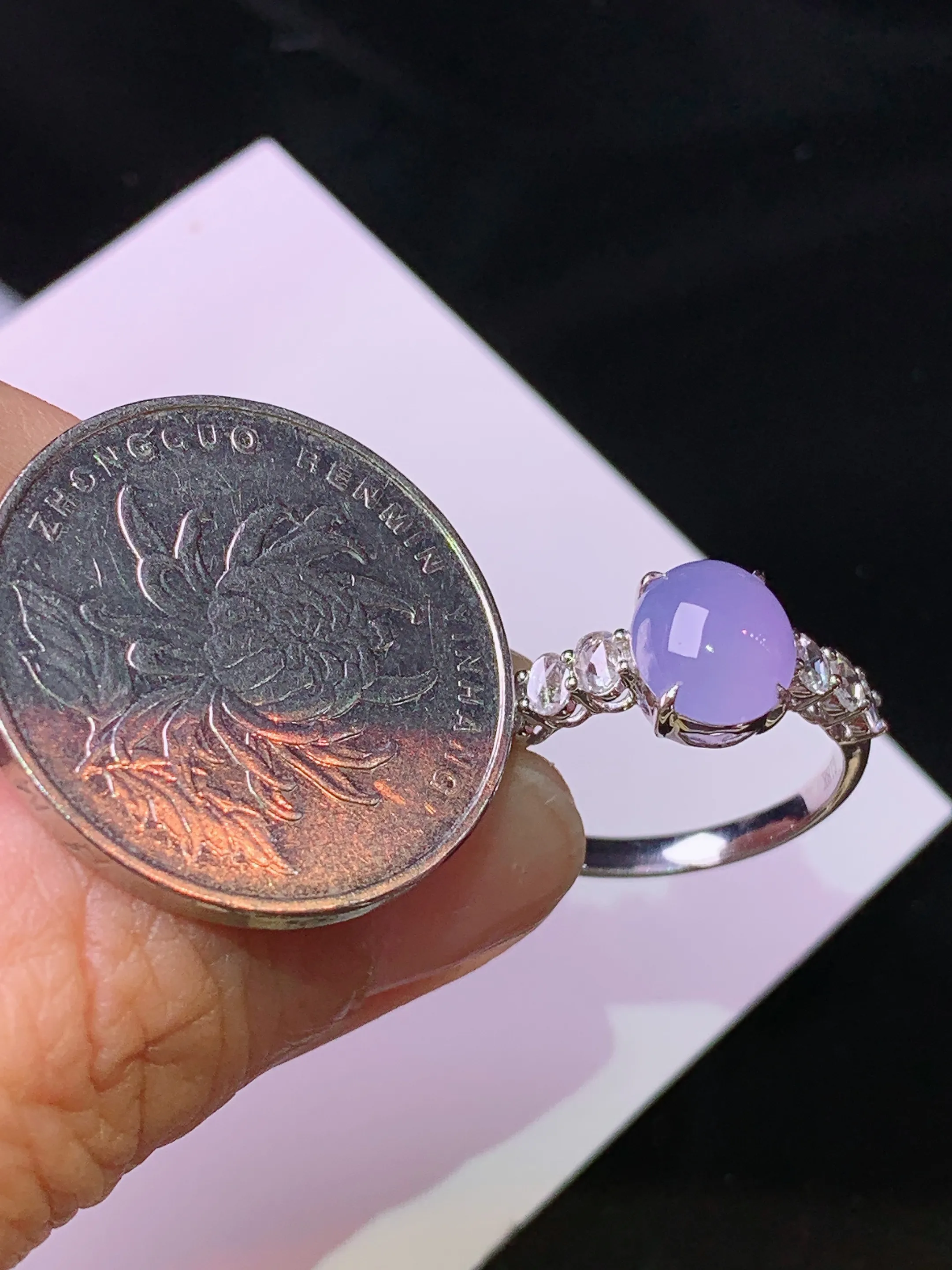 18k金钻镶嵌紫罗兰蛋面戒指 玉质细腻 色泽清新艳丽 圈口14 裸石尺寸8.3*7.2*4