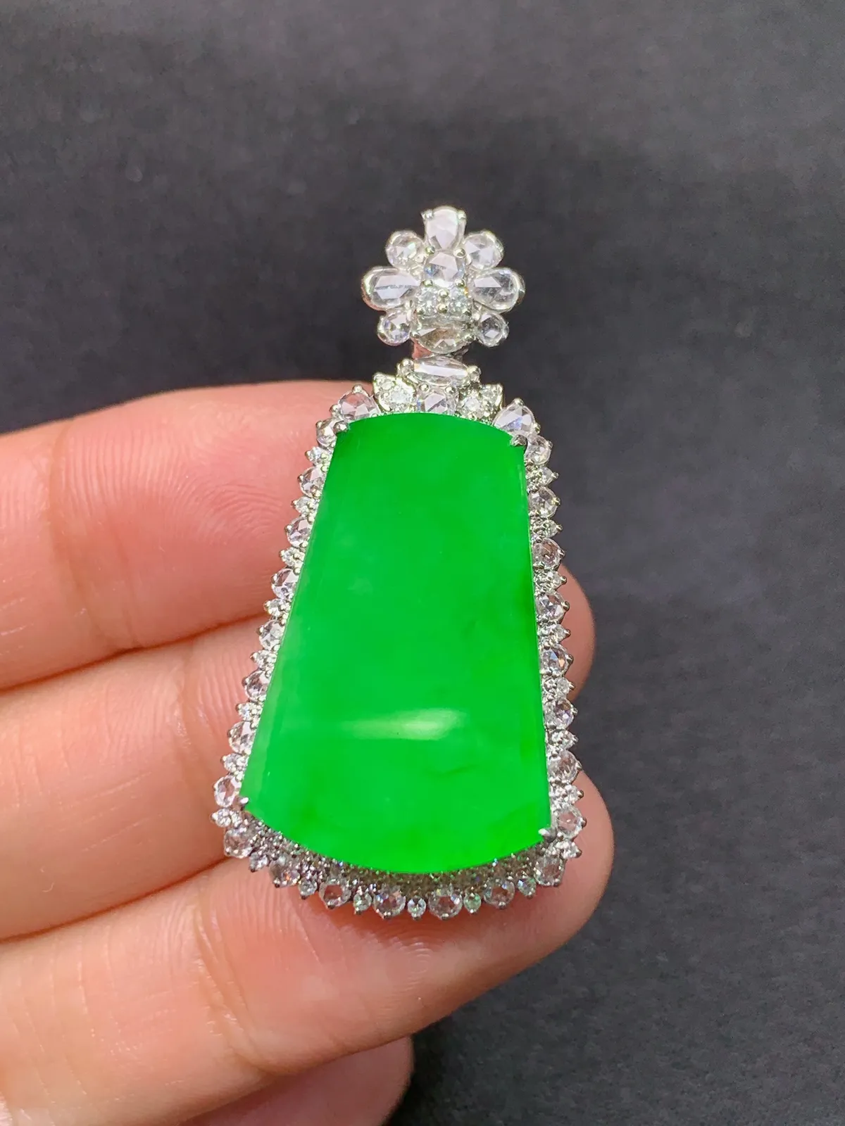 阳绿无事牌吊坠，18k金镶嵌，冰润色阳，种老水足 zhe尺寸38.6*19.8*9.8