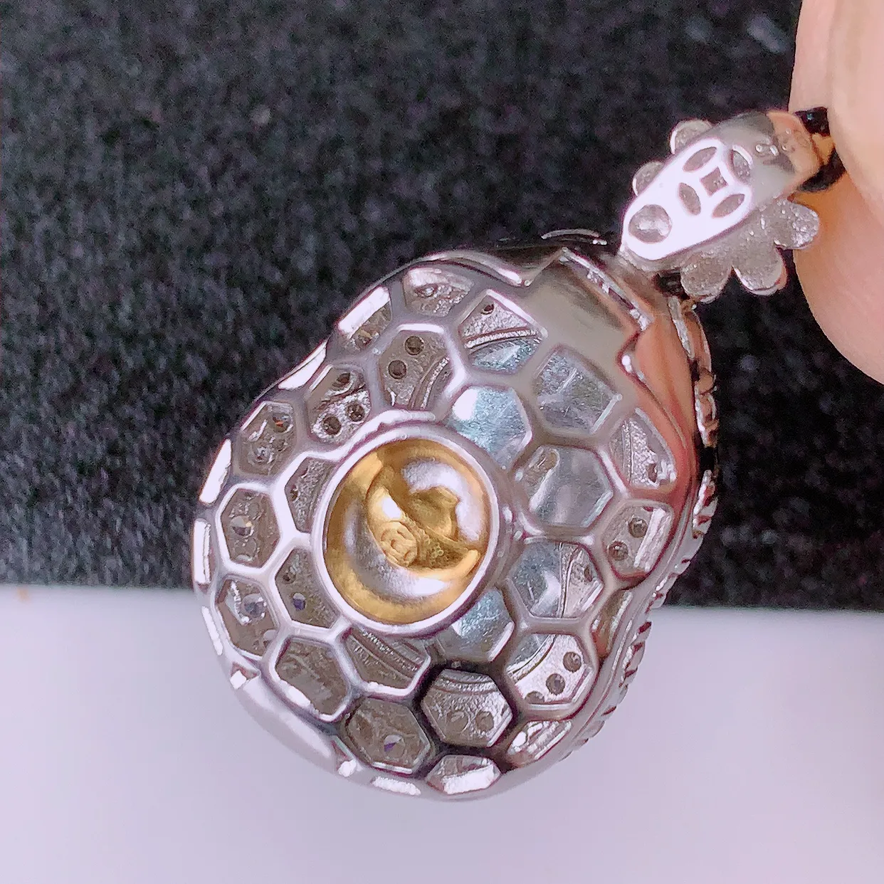 冰透满绿翡翠925银镶嵌葫芦吊坠，自然光实拍，翠色灵动，颜色漂亮，种老水足，品相佳，佩戴佳品！#97.20整体28*16.5*11裸石15*11.5