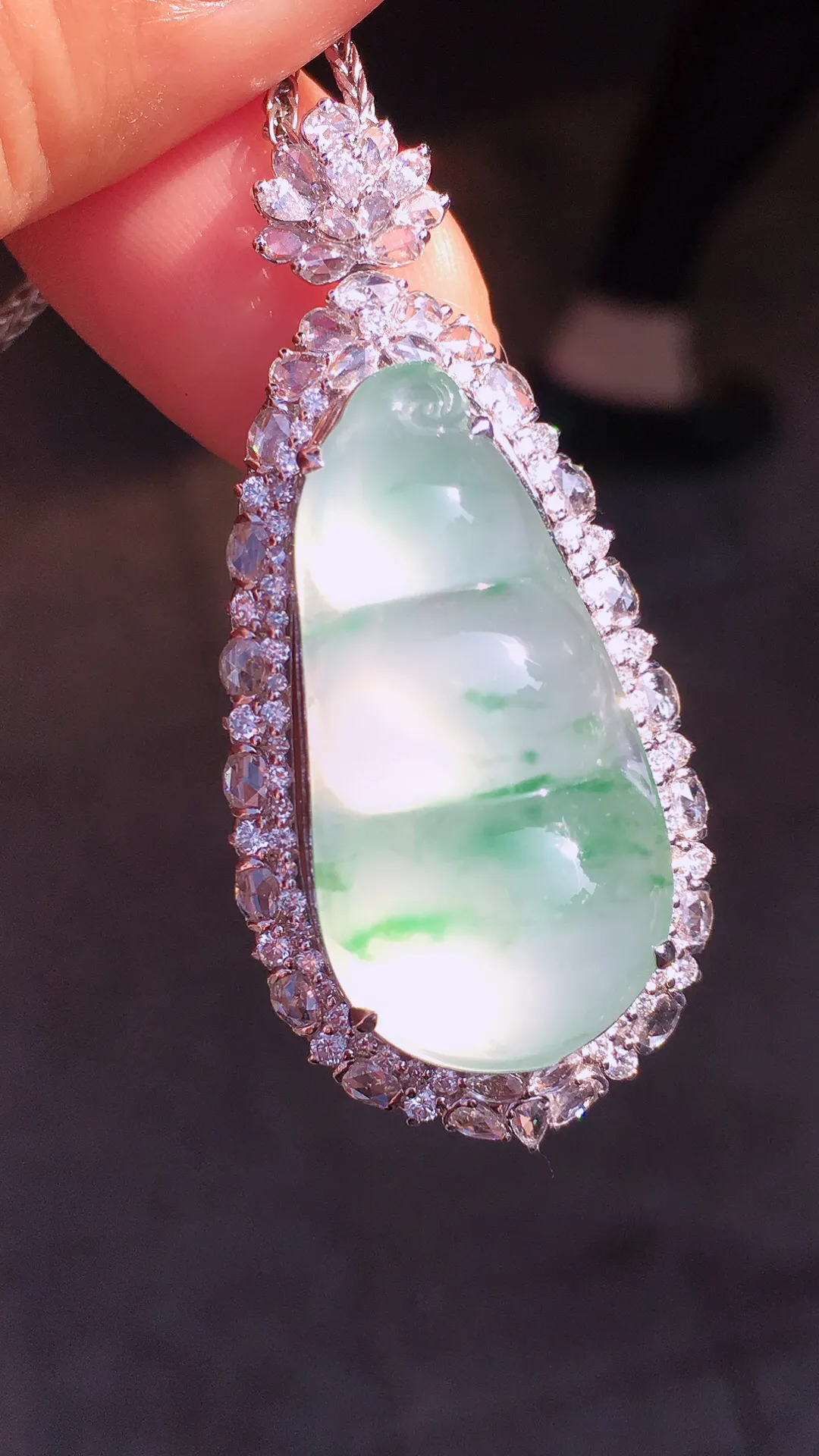 冰飘绿福豆吊坠，色泽艳丽，玉质细腻，荧光感超
强，饱满圆润，尽显优雅气质，18k
金豪华镶嵌