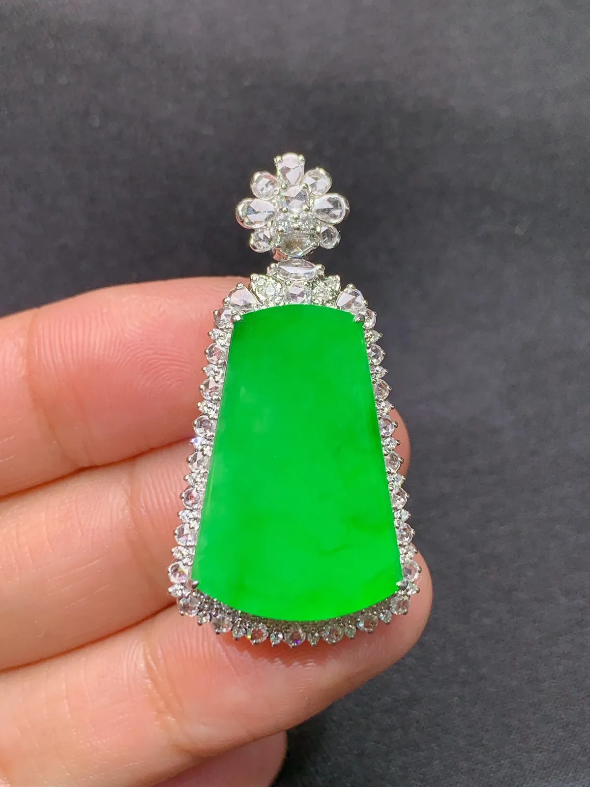 阳绿无事牌吊坠，18k金镶嵌，冰润色阳，种老水足 zhe尺寸38.6*19.8*9.8