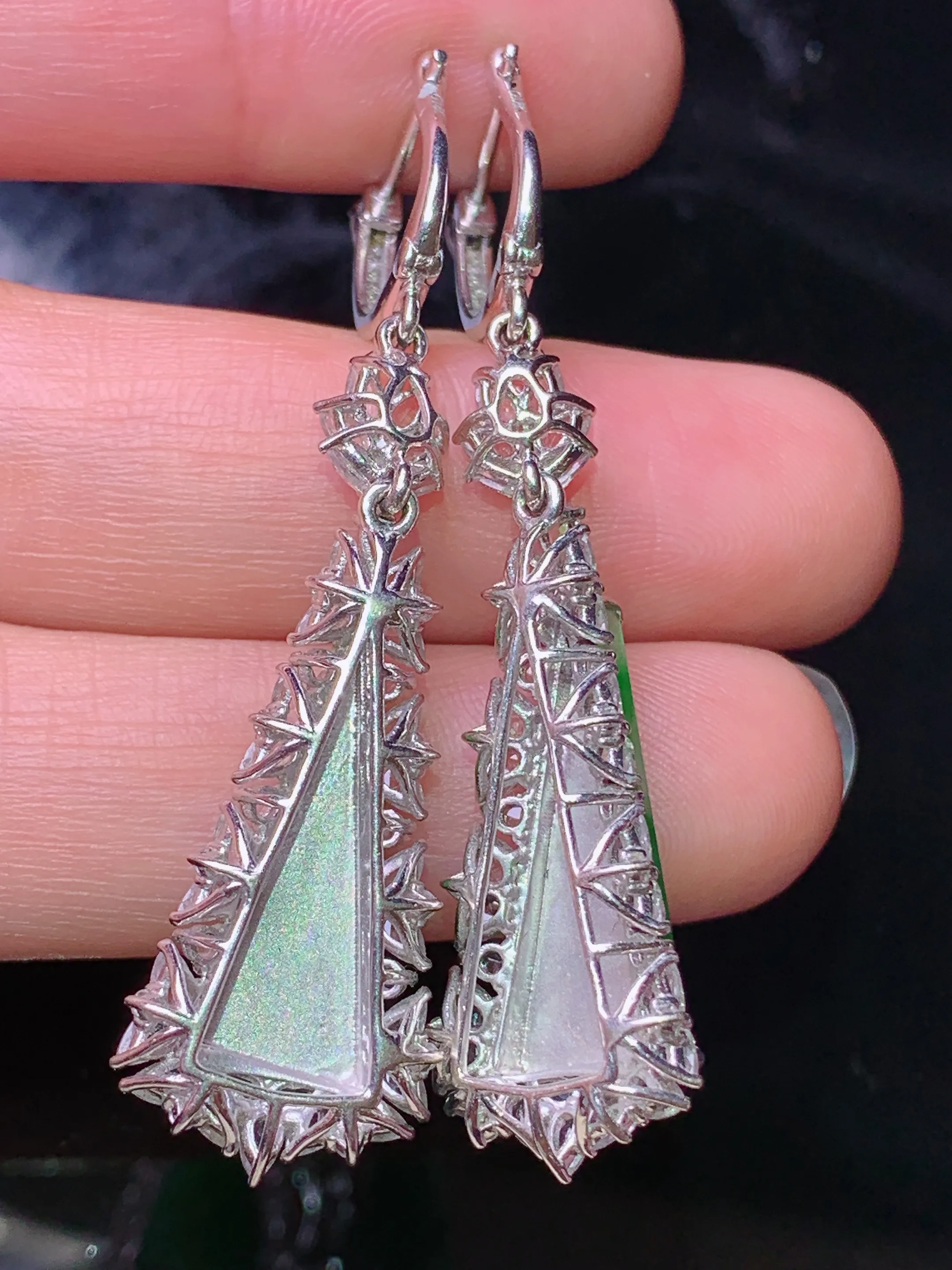 18k金钻镶嵌翠绿方形耳坠 玉质细腻 色泽清新艳丽 整体尺寸51.3*13.5*6.5