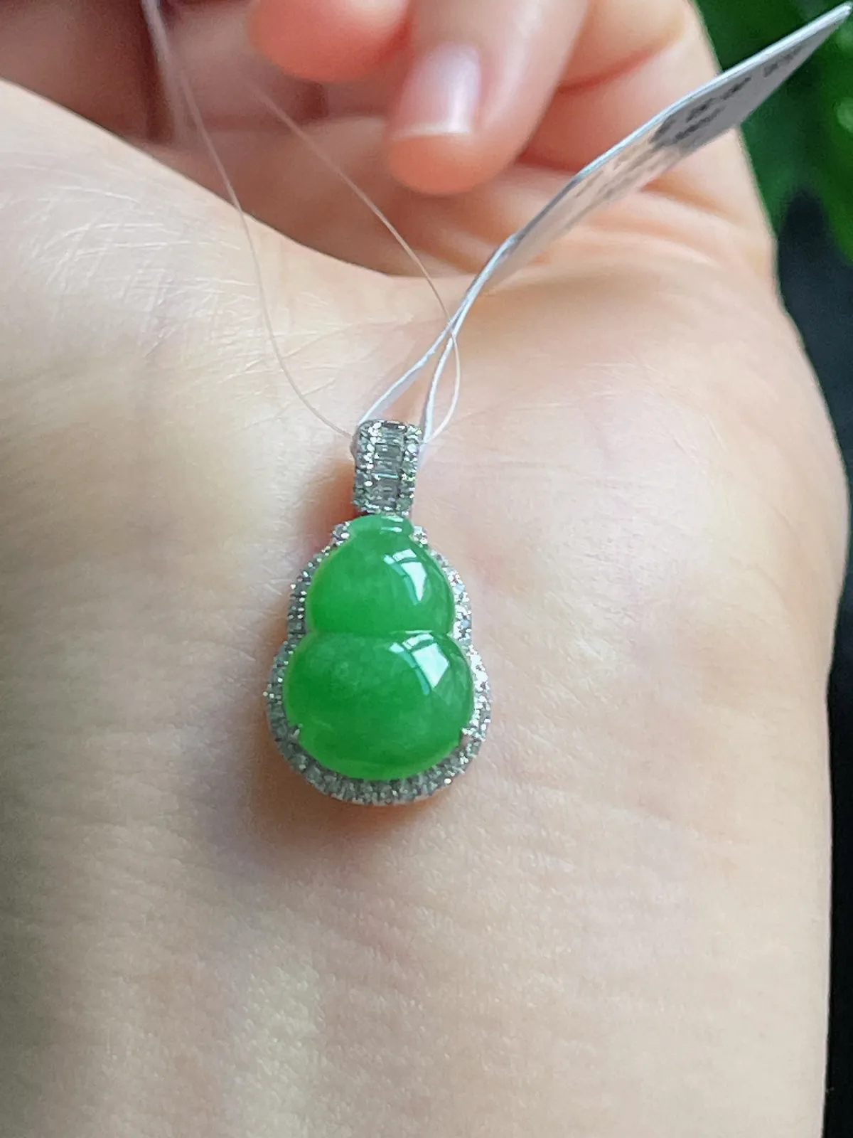 18k金镶嵌翡翠糯化种绿色葫芦