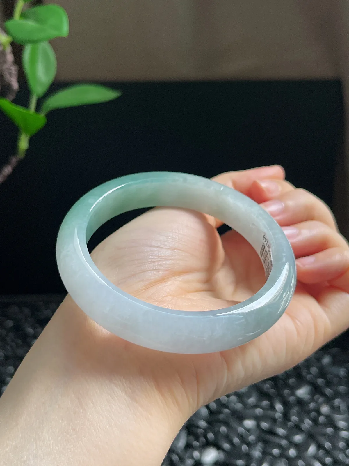 正圈57.9圈口，翡翠冰糯种淡绿色手镯