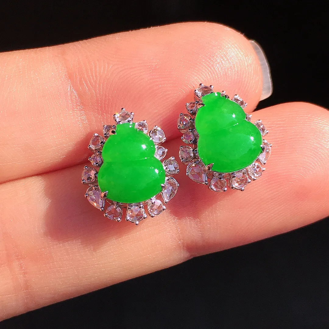 阳绿葫芦耳钉，色泽均匀艳丽，玉质细腻，荧光感超
强，饱满圆润，尽显优雅气质，18k
金豪华镶嵌