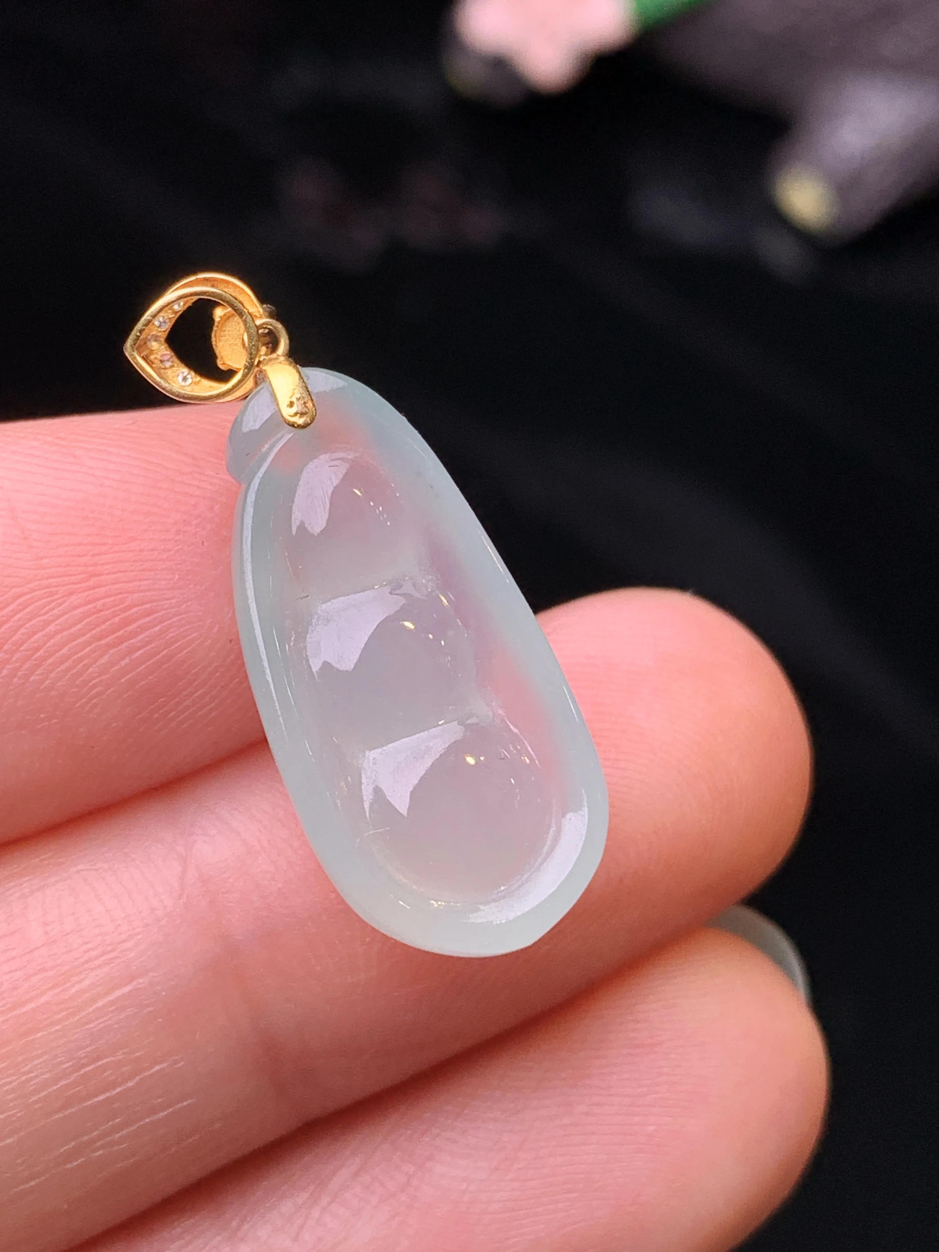 18k金镶嵌冰种四季豆吊坠 玉质细腻 色泽清新艳丽 整体尺寸27*10.8*5.2