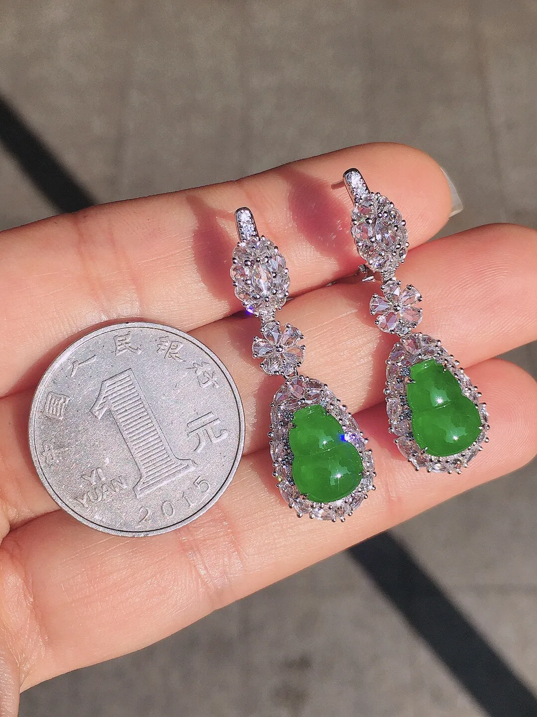 阳绿葫芦耳坠，色泽均匀艳丽，玉质细腻，荧光感超
强，饱满圆润，尽显优雅气质，18k
金豪华镶嵌