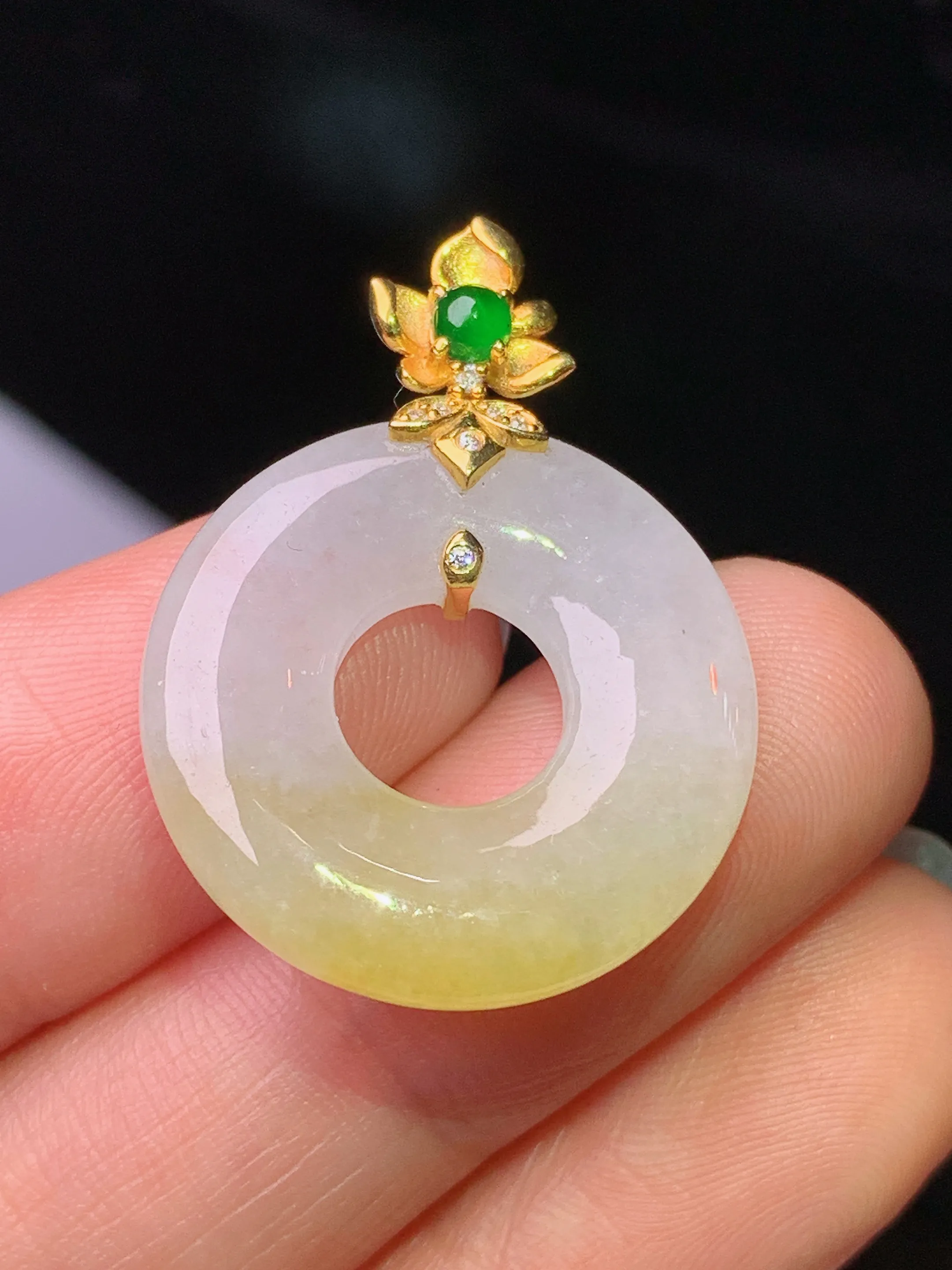 18k金钻镶嵌飘黄翡平安环吊坠 玉质细腻 色泽清新艳丽 整体尺寸29.2*21.5*4.2