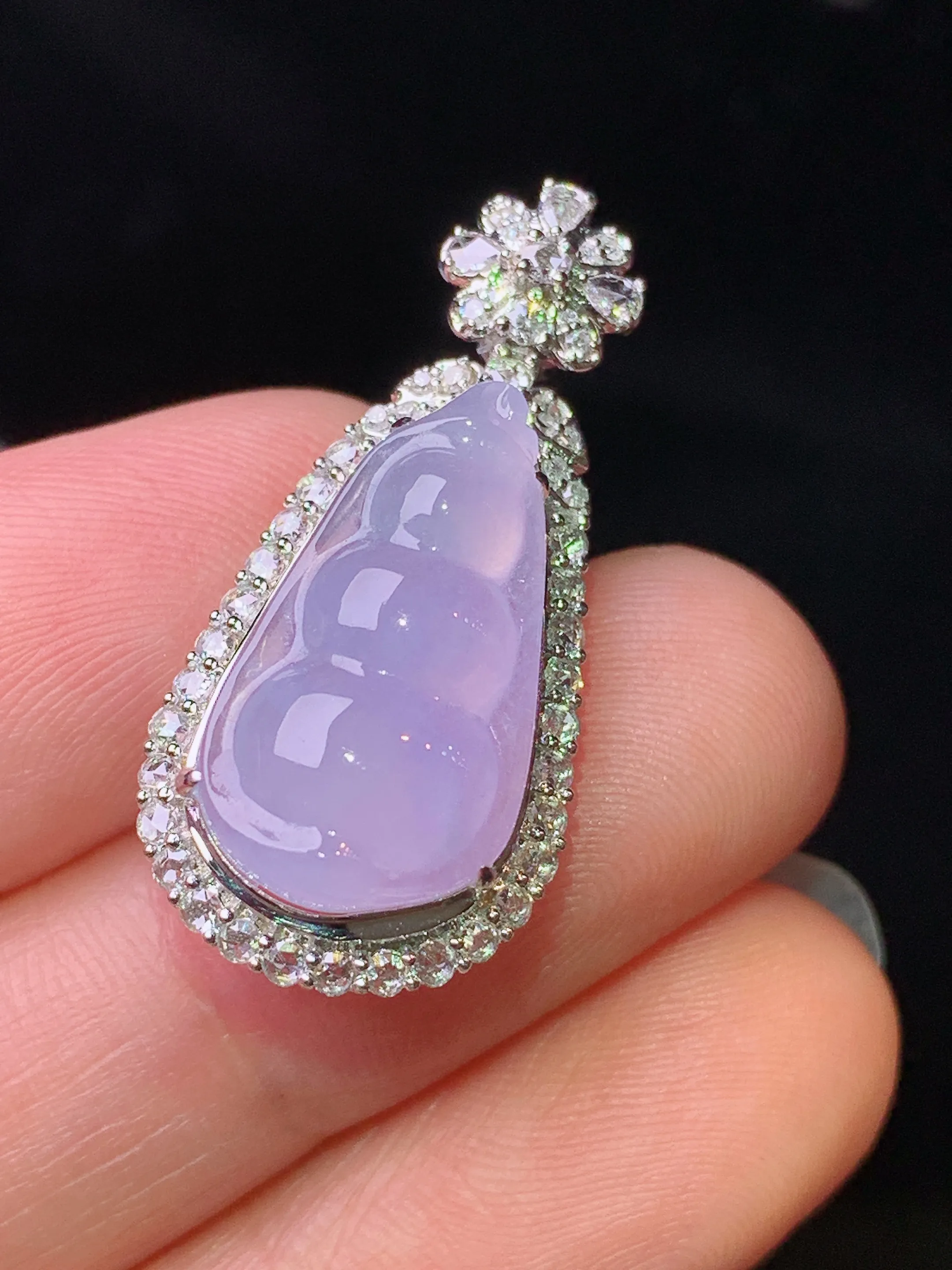 18k金钻镶嵌紫罗兰四季豆吊坠 玉质细腻 色泽清新艳丽 整体尺寸29*13.8*8.7