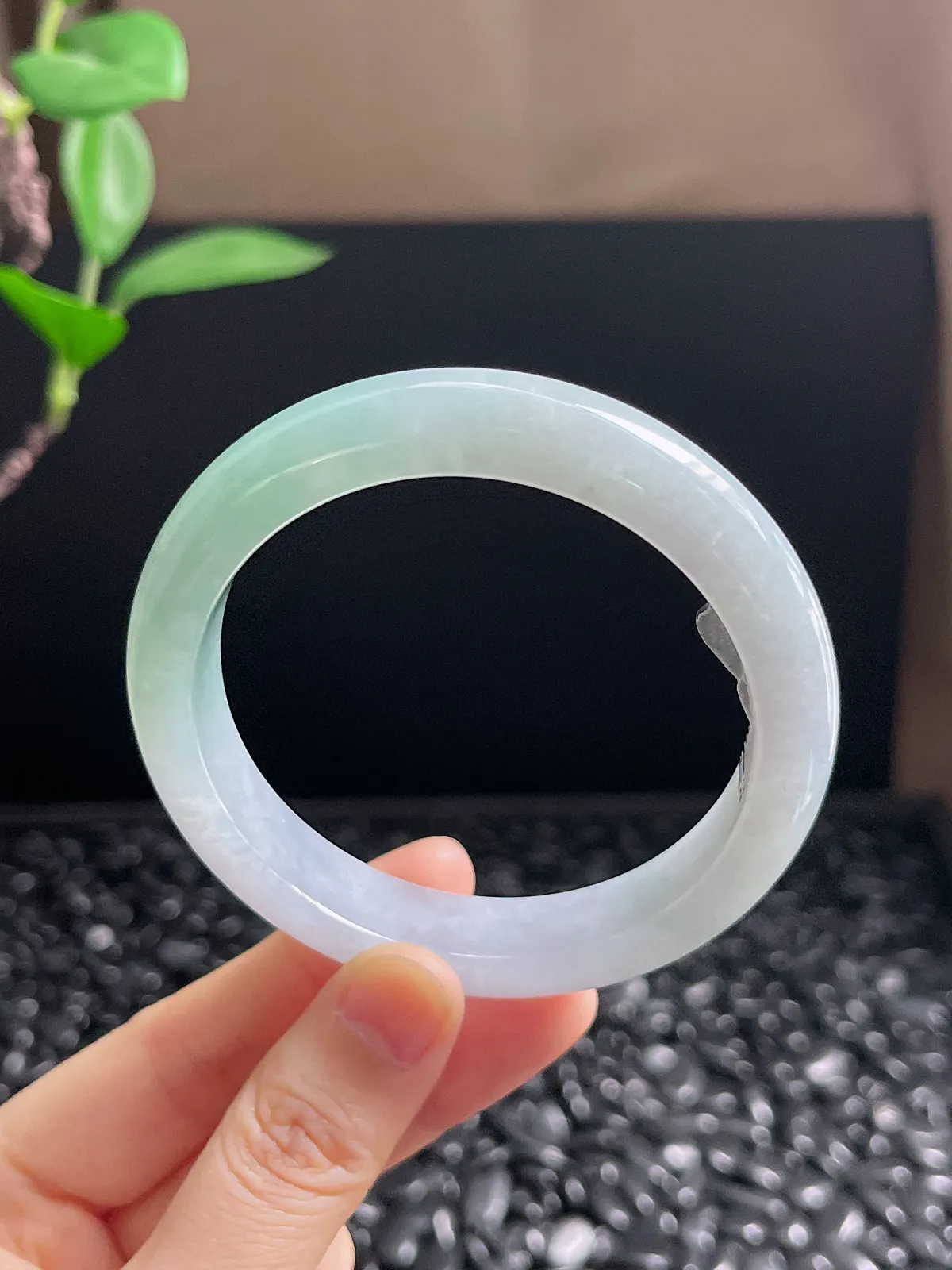 正圈57.9圈口，翡翠冰糯种淡绿色手镯