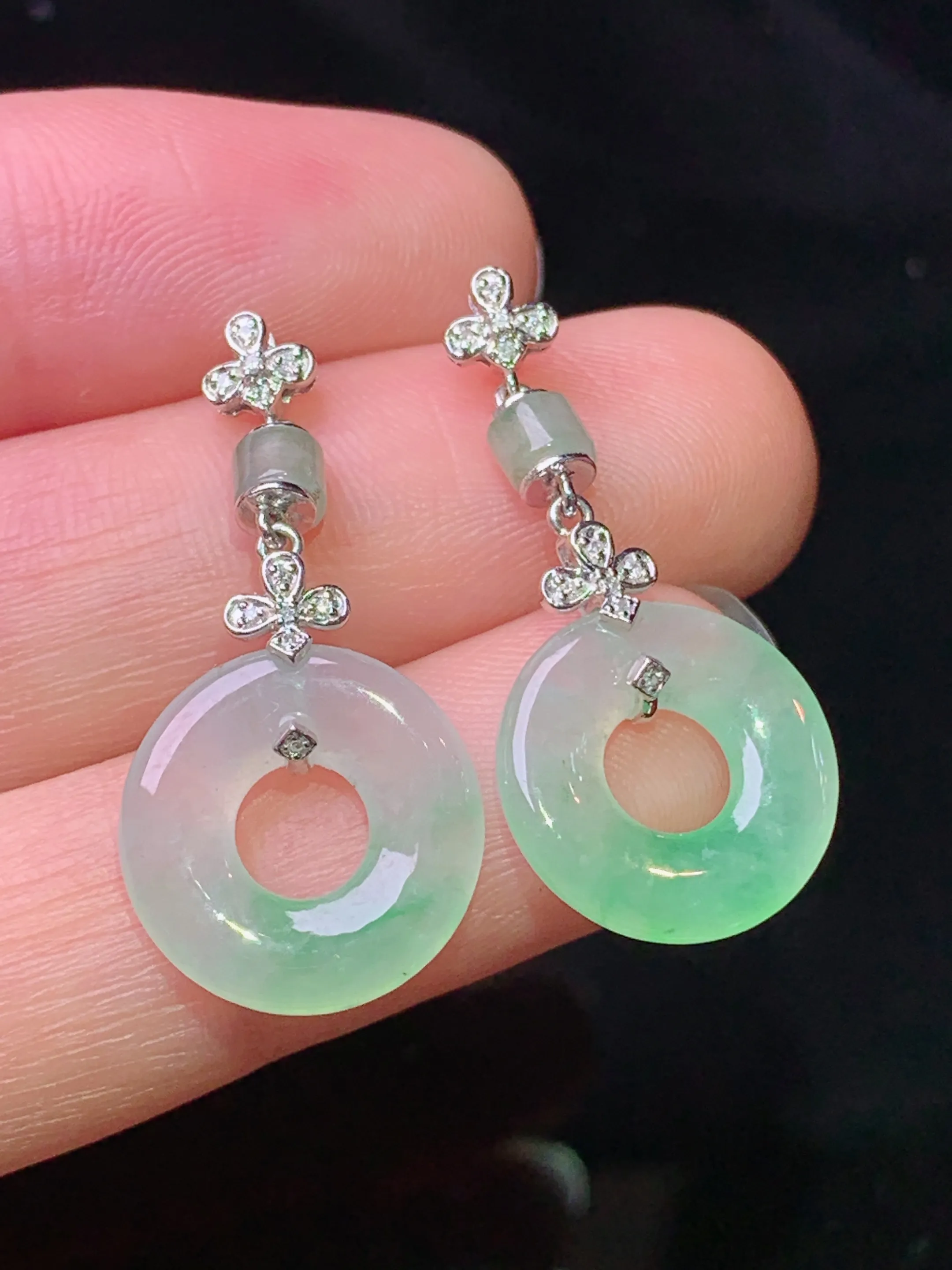 18k金钻镶嵌飘绿平安环耳坠 玉质细腻 色泽清新艳丽 整体尺寸28*13.7*2.7