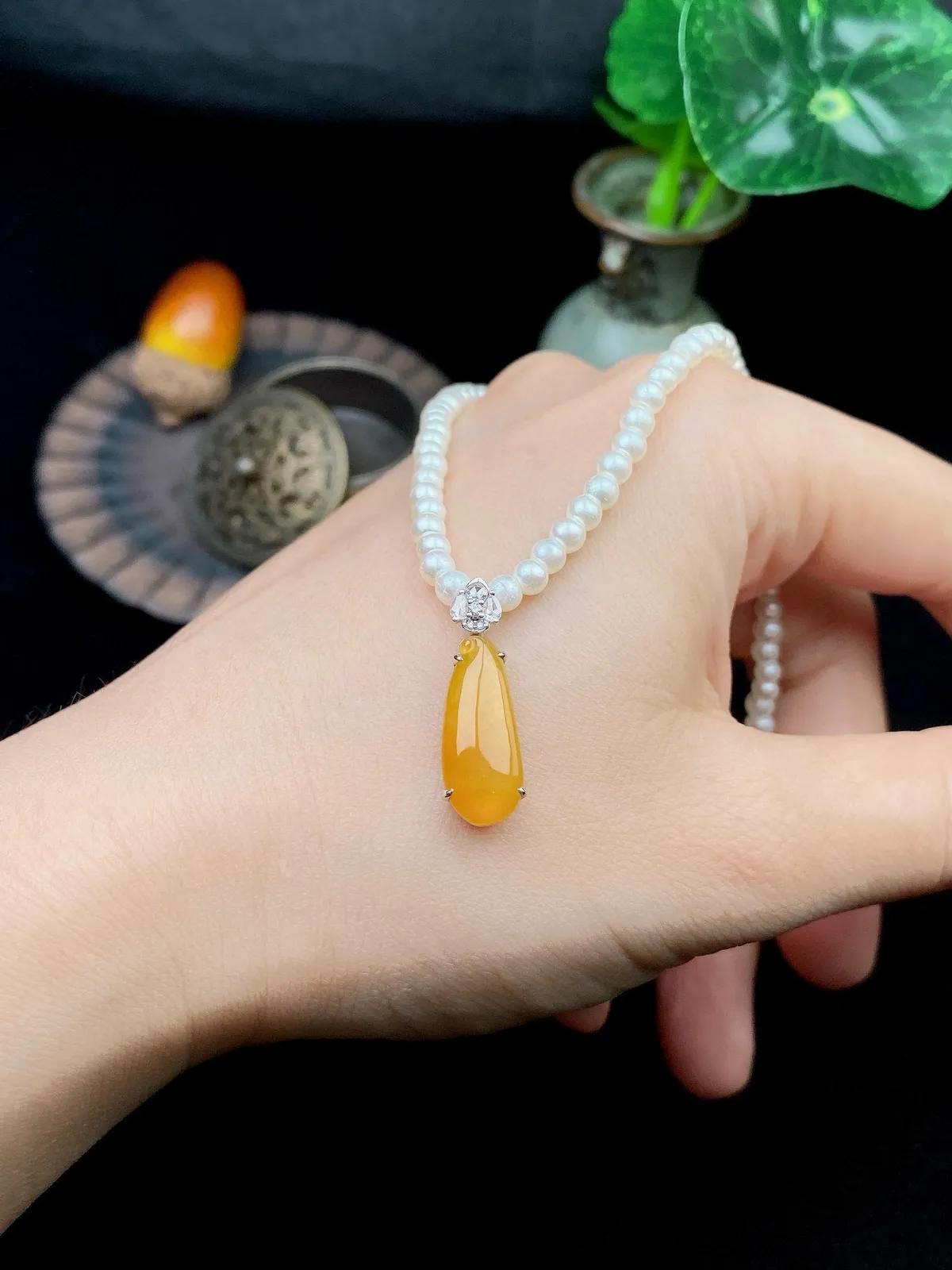 【冰种黄翡福瓜吊坠】小滴流，质地细腻，冰润透亮，光泽出众，18k金钻镶嵌，裸石尺寸17.3*7.3*