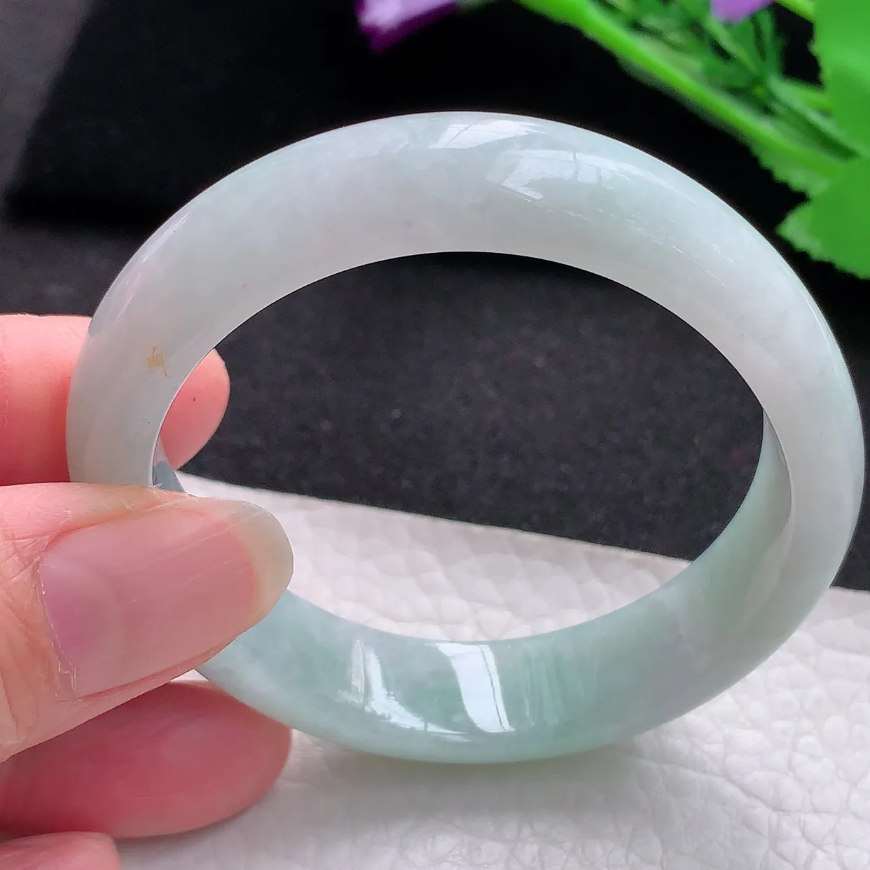 ll自然光55.5*47.5*12*7贵妃镯 翡翠a货玉镯子浅绿蛋形宽边玉手环