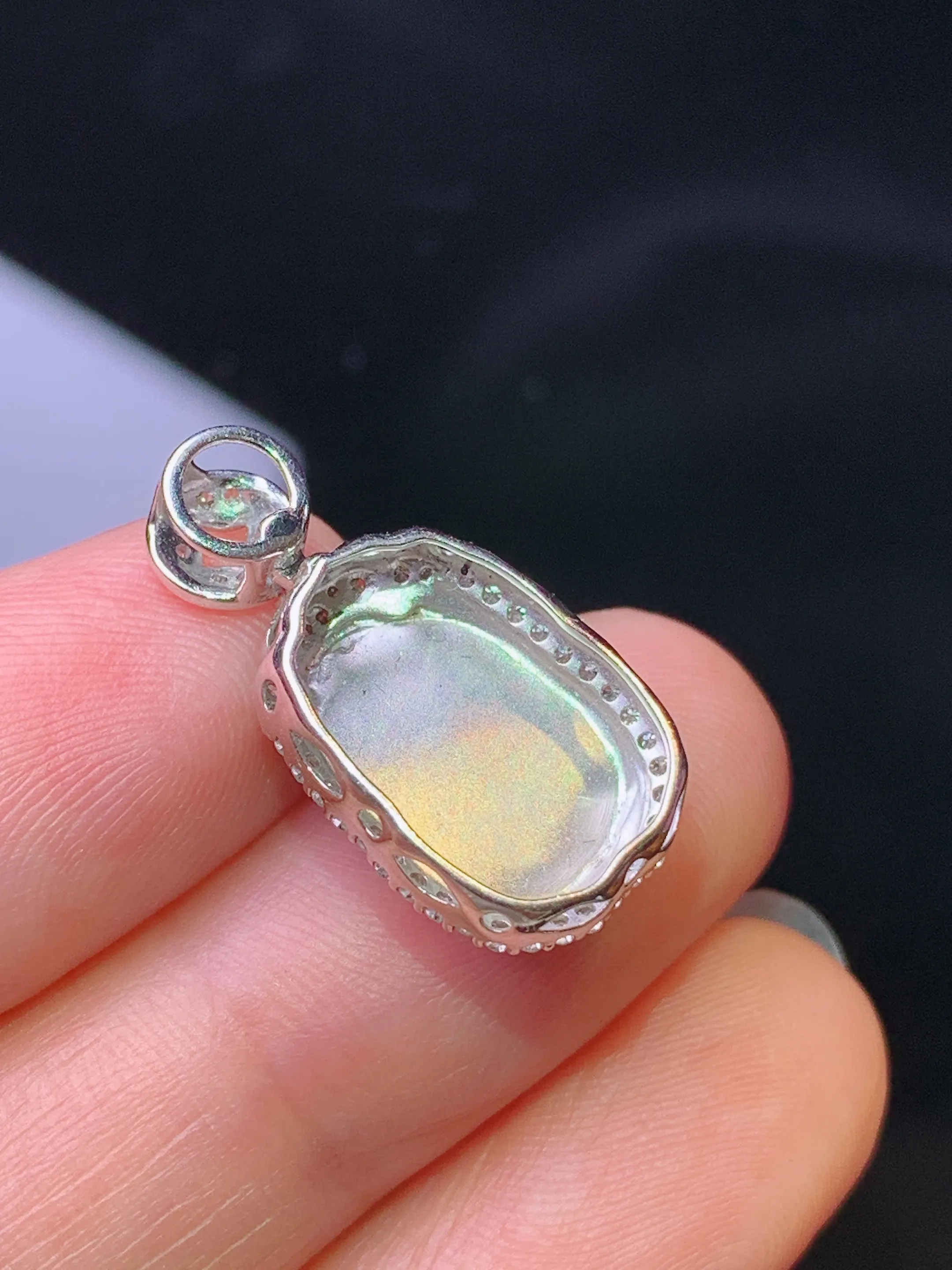 18k金钻镶嵌满绿貔貅吊坠 玉质细腻 色泽清新艳丽 整体尺寸25.2*11.6*9