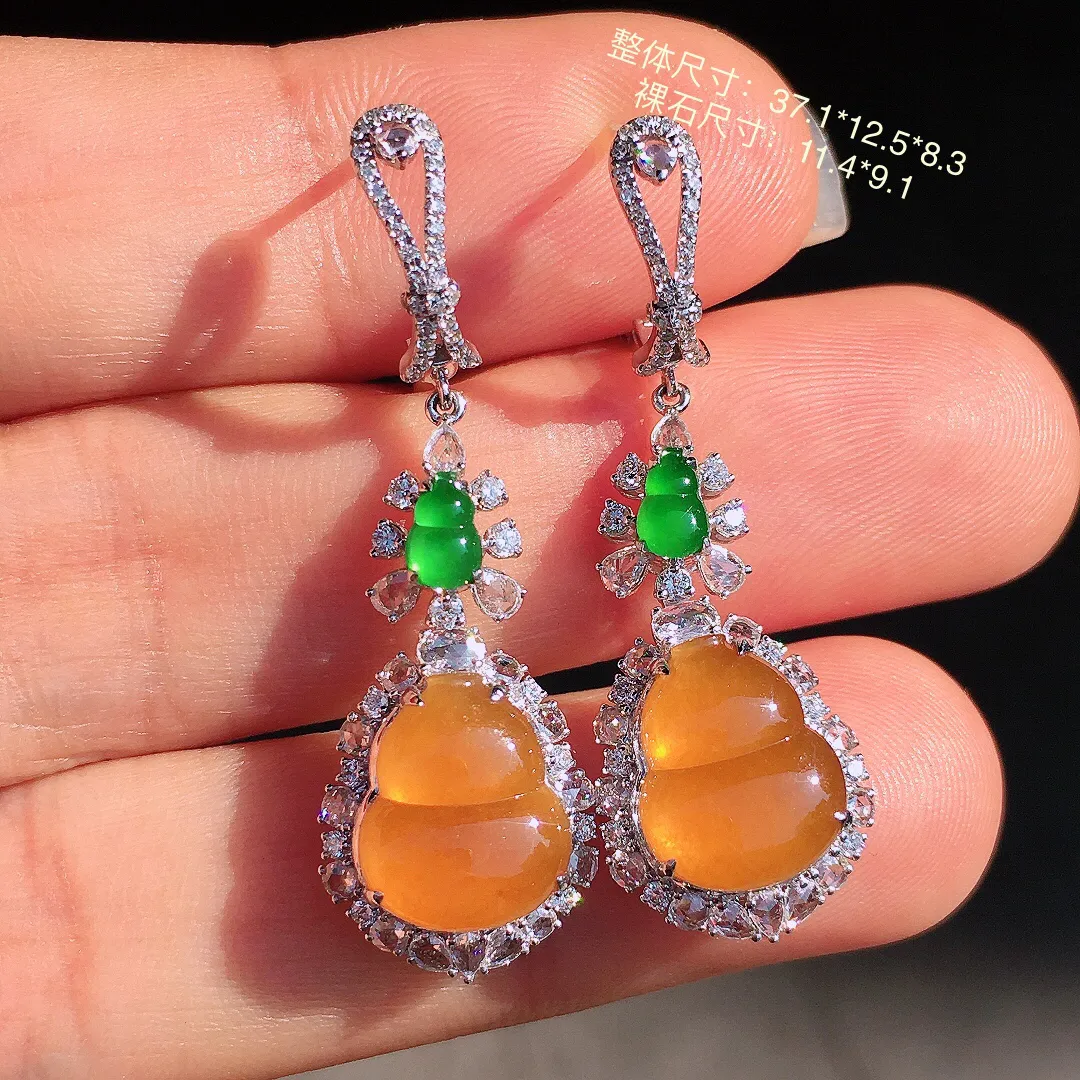 黄翡葫芦耳坠，色泽均匀艳丽，玉质细腻，荧光感超
强，饱满圆润，尽显优雅气质，18k
金豪华镶嵌