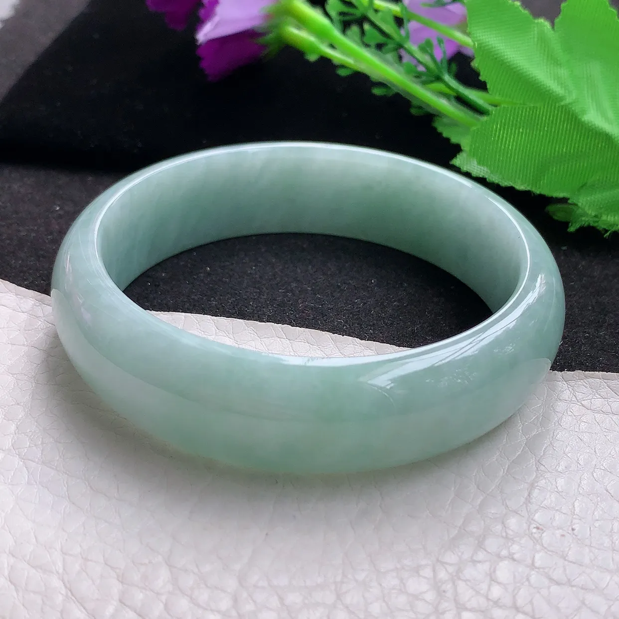 js大圈口62*17.3*7.5轮胎镯 缅甸翡翠a货水润浅绿宽边玉手镯玉手环