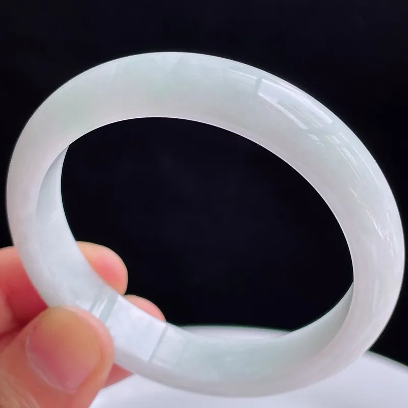 自然光拍摄天然翡翠A货好种水54mm正圈手镯 45.64克