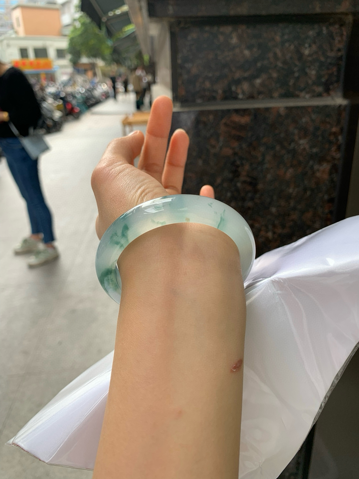 冰飘蓝花正圈
57.5-12.8-8.7
底妆纯净冰透，胶感十足，蓝花像水墨丹青一样，在水中晕染开来，蕴含着传统的韵味美，勾勒出一副唯美的山水意境画，上手典雅知性，温婉端庄