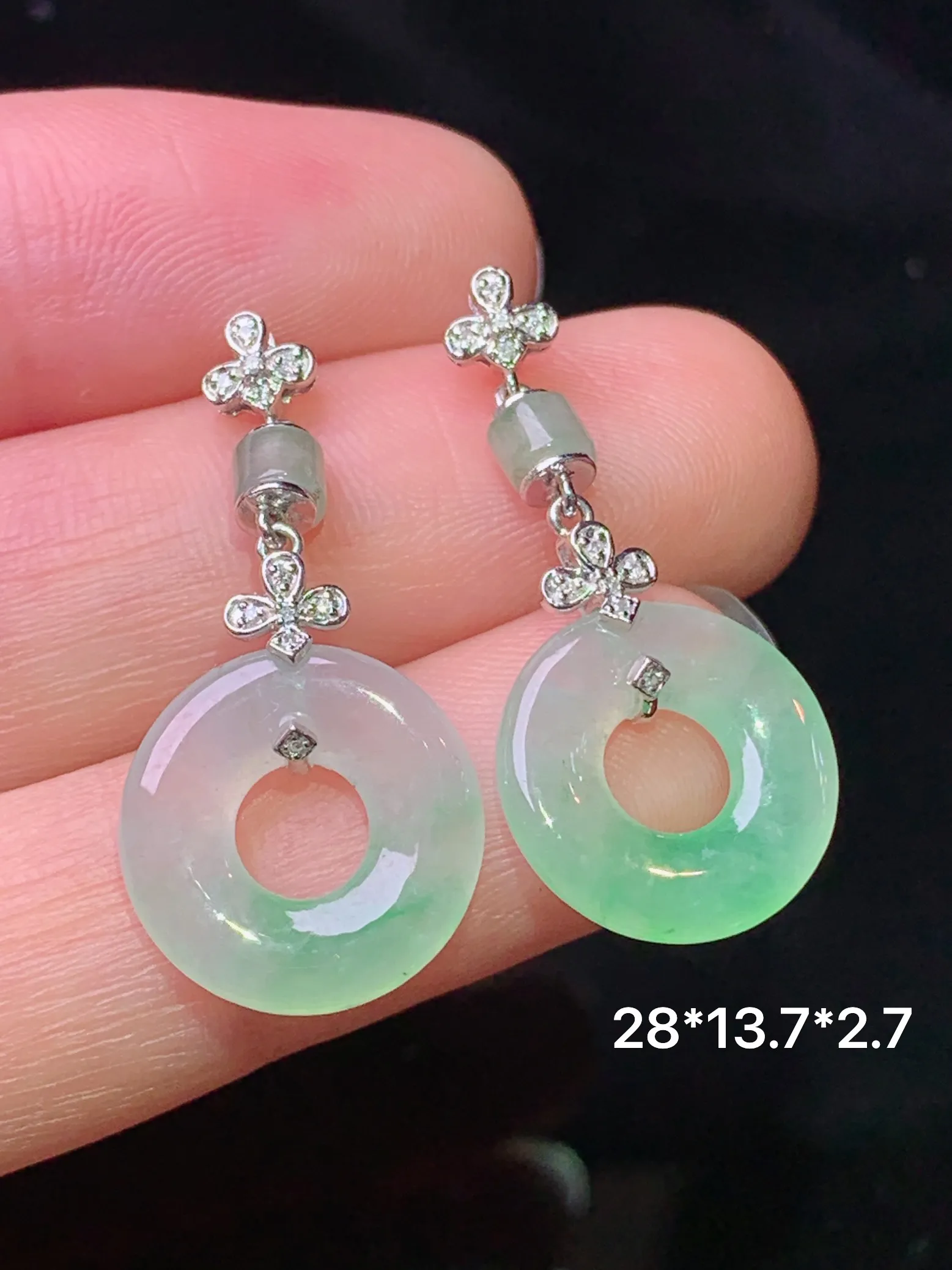 18k金钻镶嵌飘绿平安环耳坠 玉质细腻 色泽清新艳丽 整体尺寸28*13.7*2.7