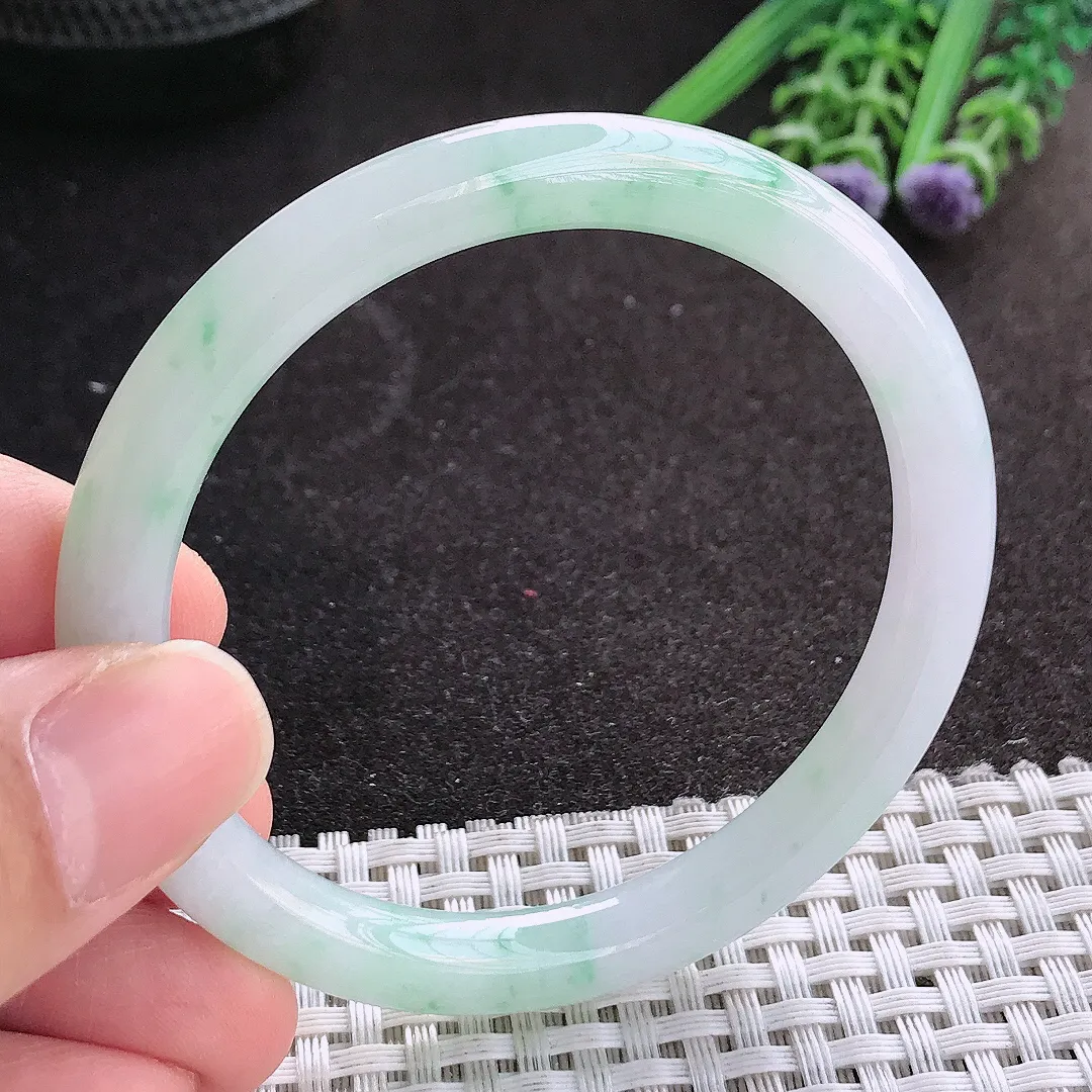 天然A货翡翠54/7.5/7.7老坑秀气冰润飘绿花圆条手镯玉镯