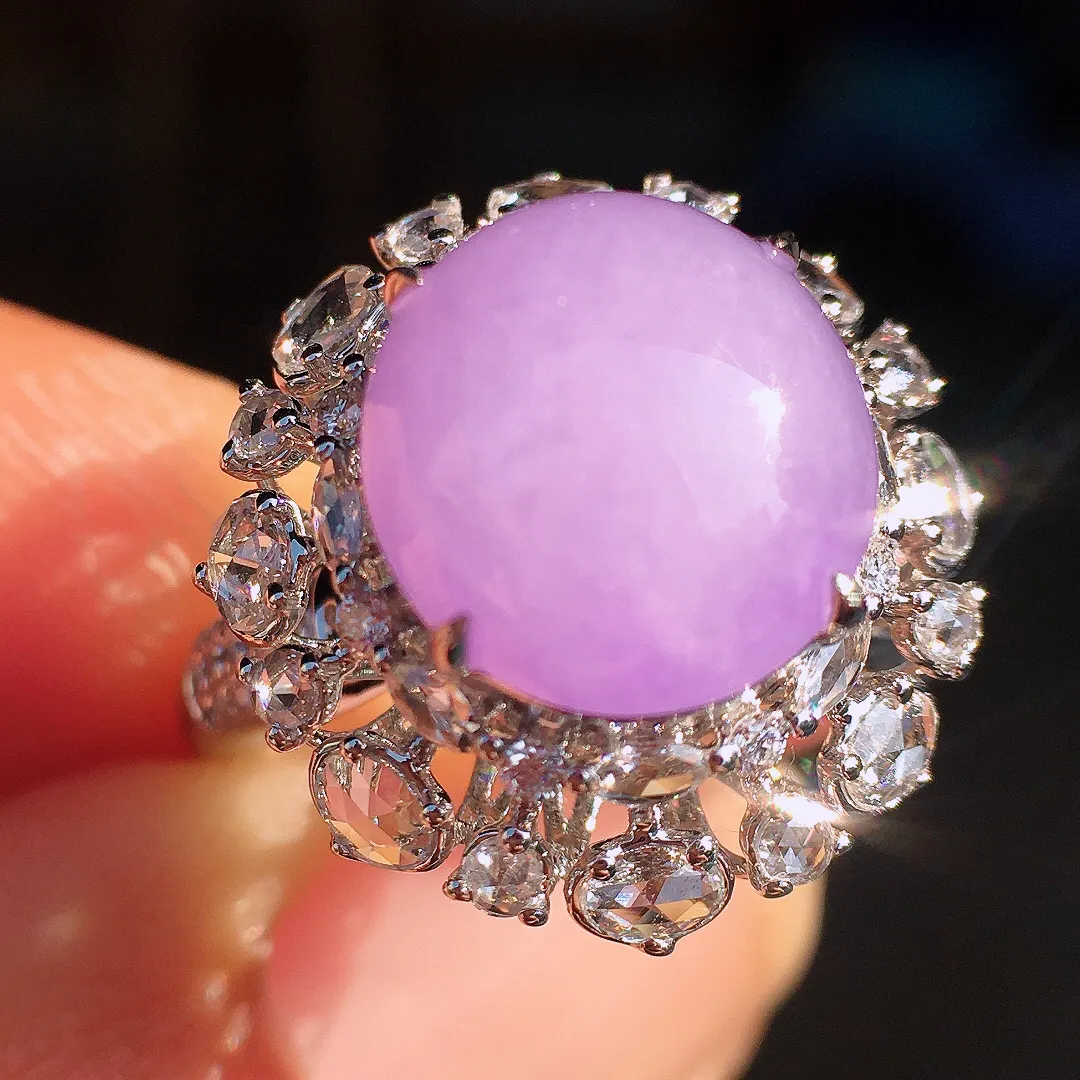 紫罗兰蛋面戒指，色泽均匀艳丽，玉质细腻，荧光感超
强，饱满圆润，尽显优雅气质，18k
金豪华镶嵌