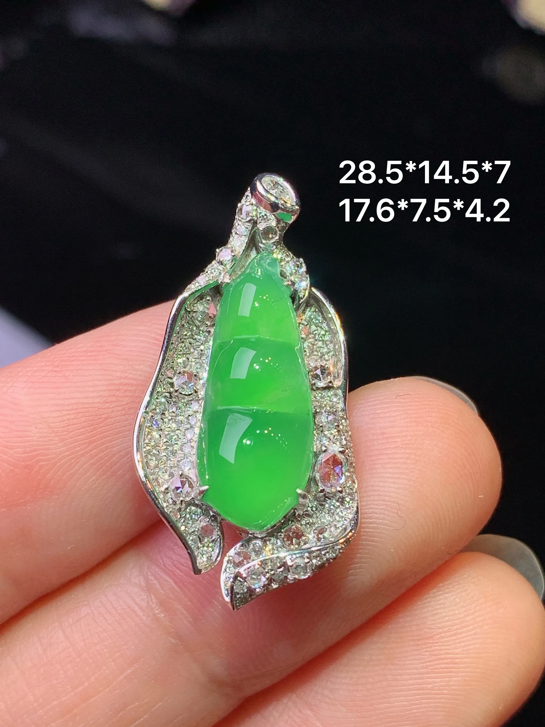 18k金钻镶嵌满绿四季豆吊坠 玉质细腻 色泽清新艳丽 整体尺寸28.5*14.5*7