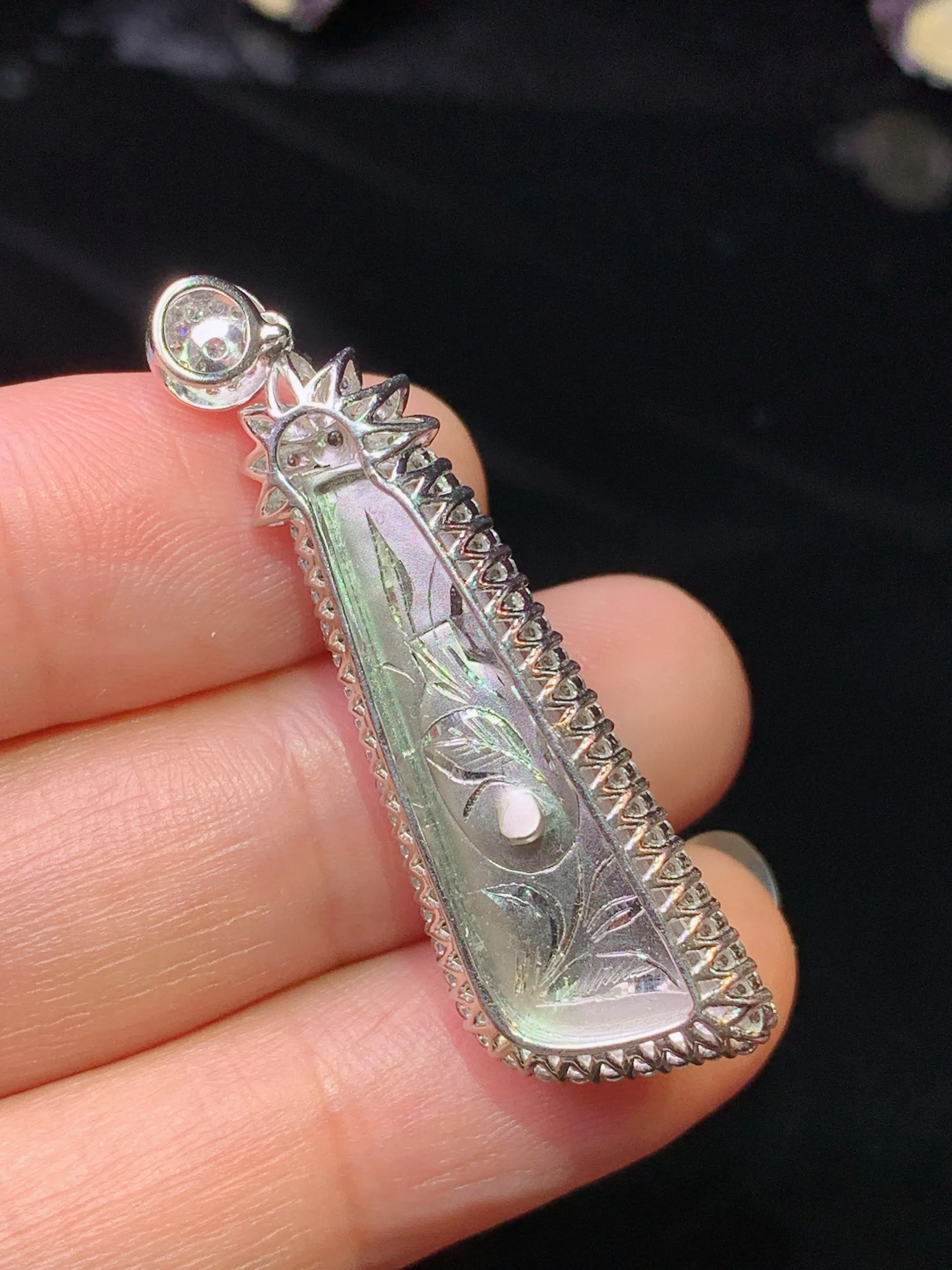 18k金钻镶嵌满绿随形吊坠 玉质细腻 色泽清新艳丽 整体尺寸41.5*12.5*8.5