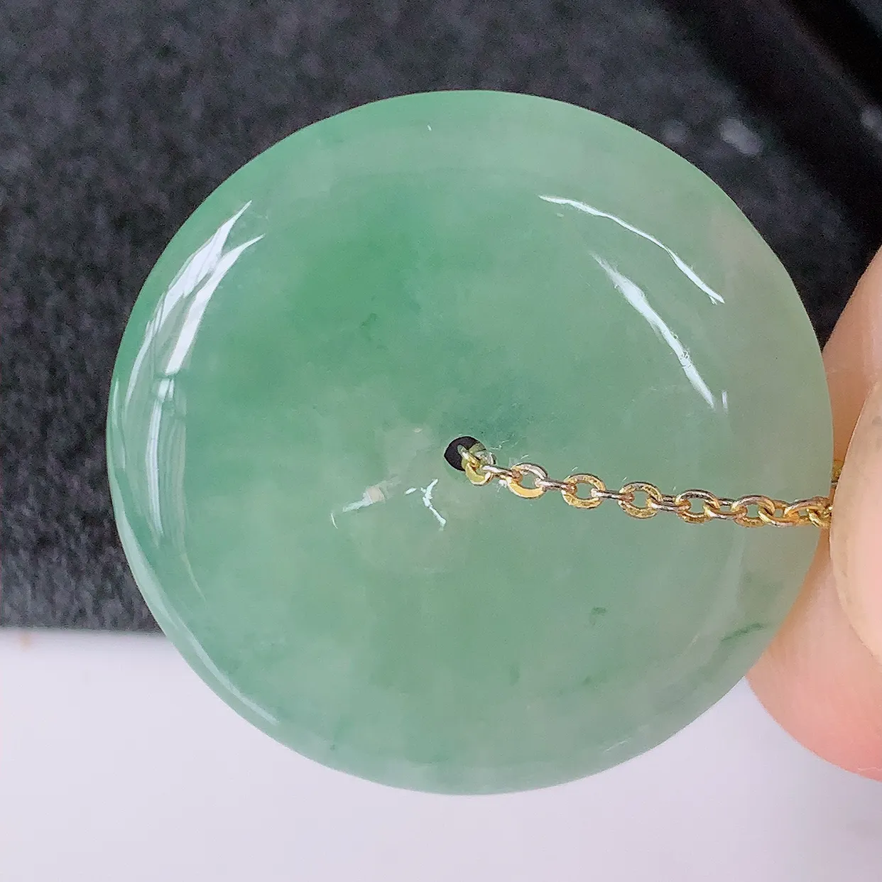 自然光实拍，冰种满绿飘花翡翠平安扣吊坠，玉扣，平安是福；很美的料子，平安扣佩戴优雅迷人！#57.20