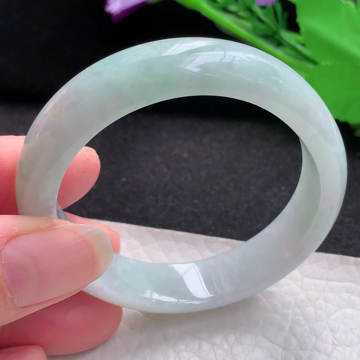 ll自然光55.5*47.5*12*7贵妃镯 翡翠a货玉镯子浅绿蛋形宽边玉手环