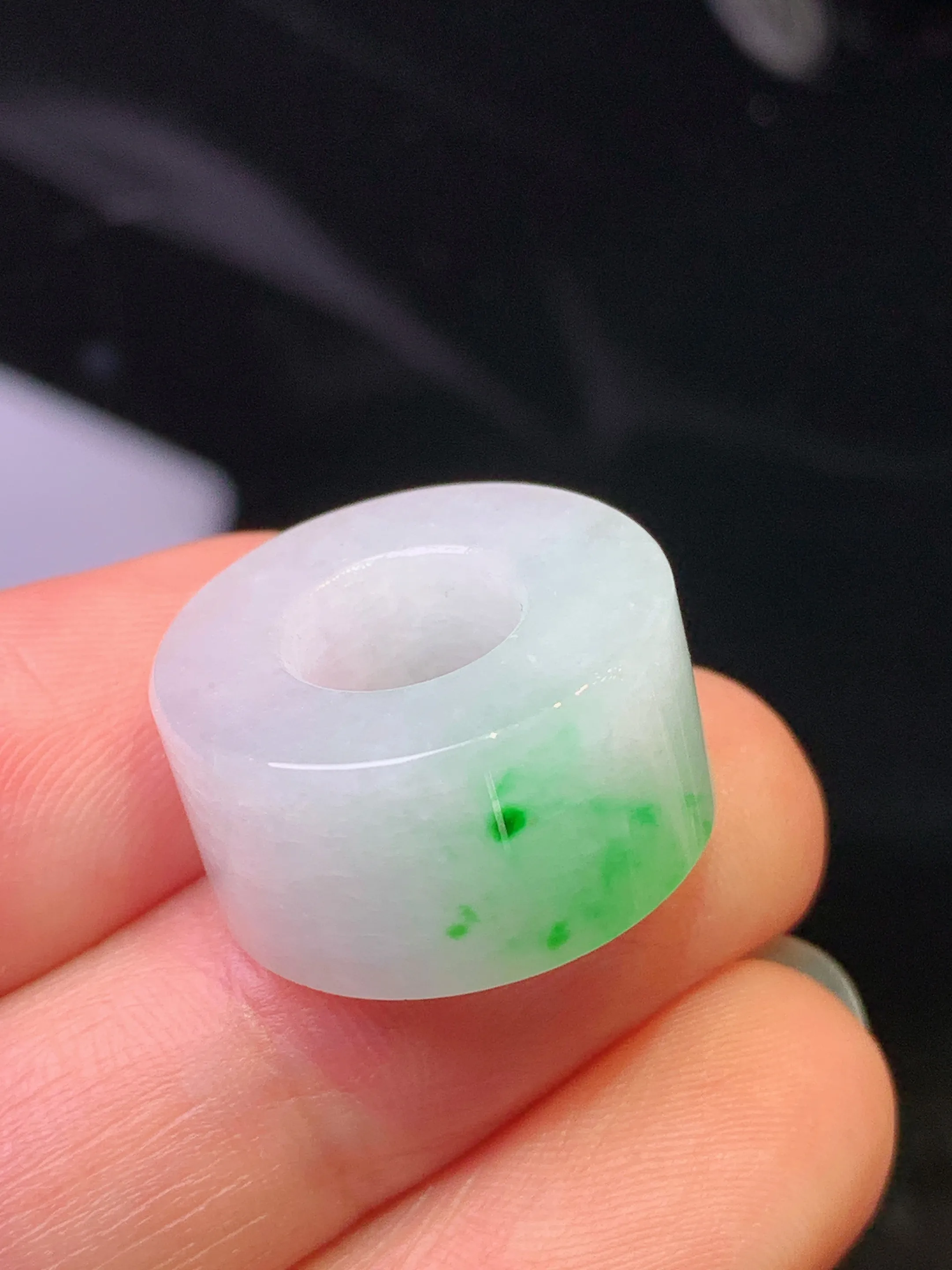 飘绿路路通吊坠 玉质细腻 色泽清新艳丽 整体尺寸18.6*9.6