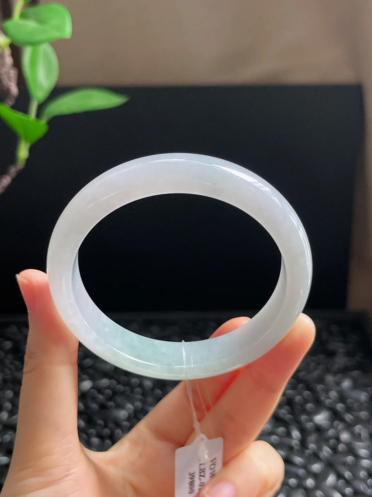 正圈56圈口，翡翠冰糯种淡绿色手镯