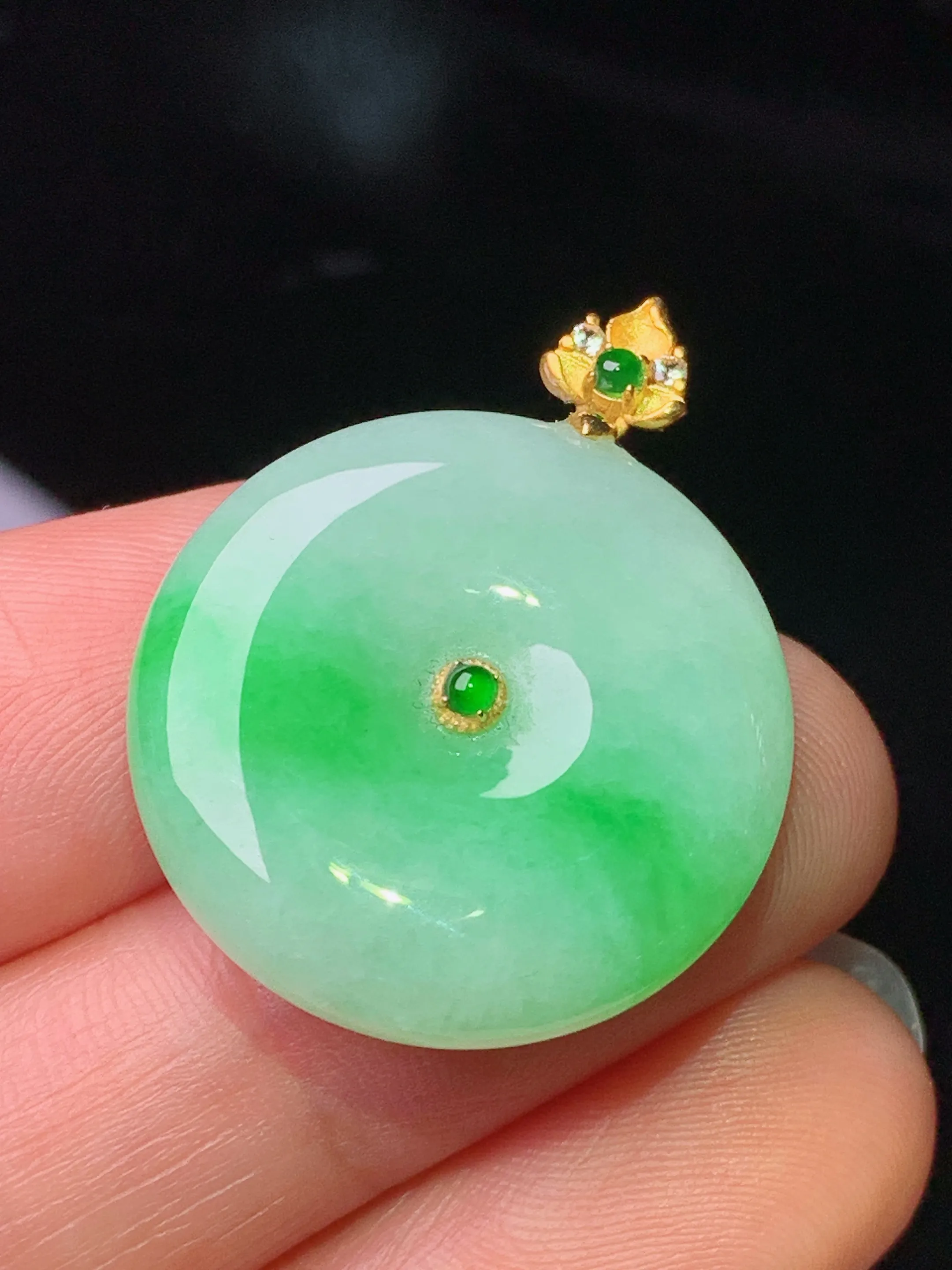 18k金钻镶嵌翠绿平安扣吊坠 玉质细腻 色泽清新艳丽 整体尺寸28.7*22.7*5.8