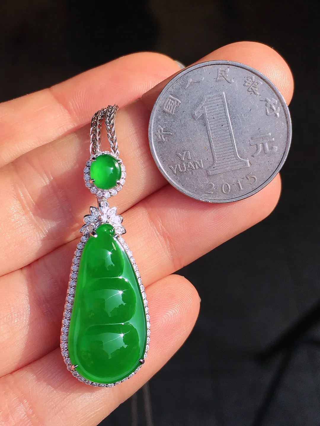 阳绿福豆吊坠，色泽均匀艳丽，玉质细腻，荧光感超
强，饱满圆润，尽显优雅气质，18k
金豪华镶嵌