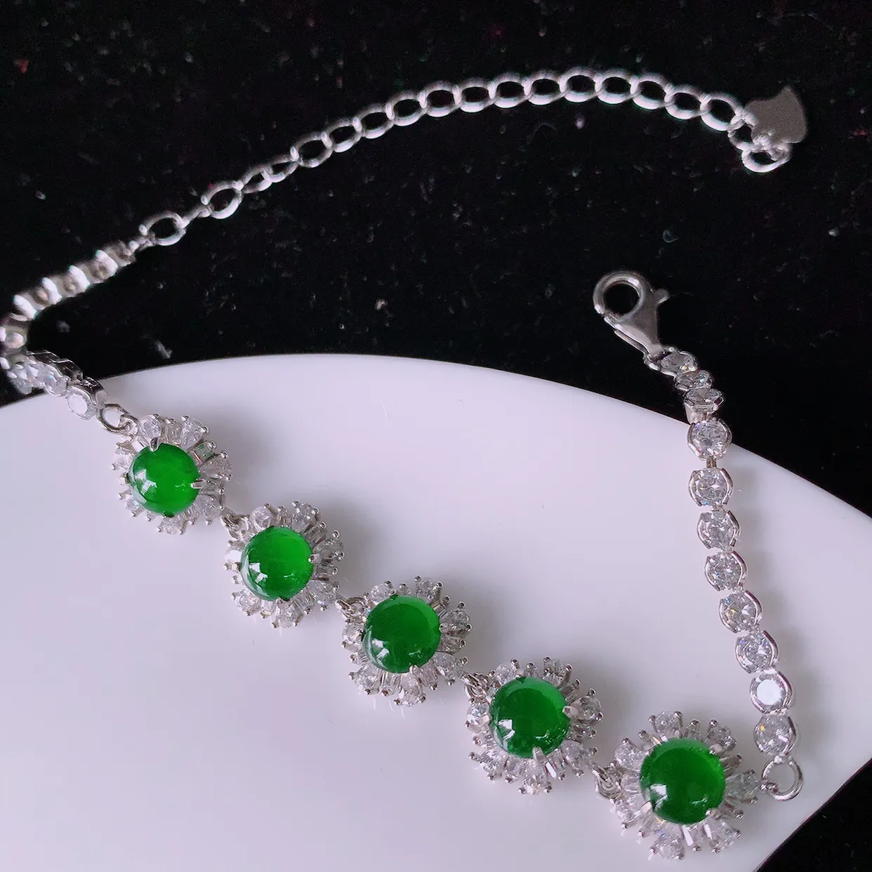 冰透满绿翡翠925银镶嵌手链，自然光实拍，翠色灵动，颜色漂亮，种老水足，品相佳，佩戴佳品！#97.20取一整体13*9.5*5裸石5.5*5.5