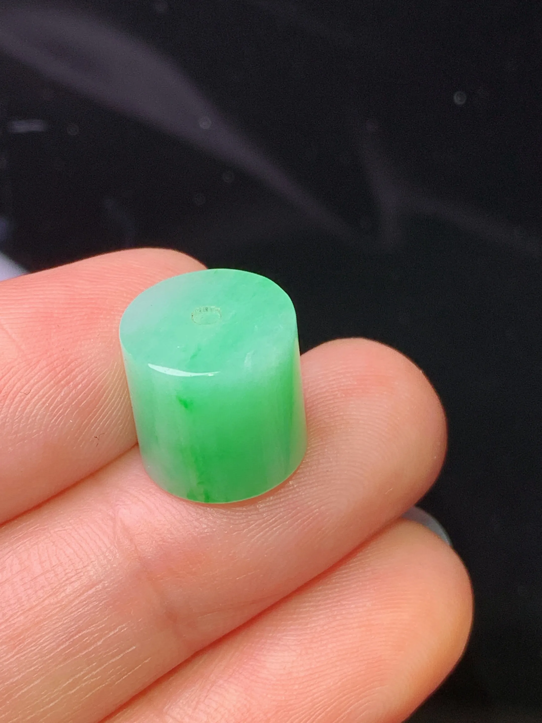 翠绿路路通吊坠 玉质细腻 色泽清新艳丽 整体尺寸11*10.8