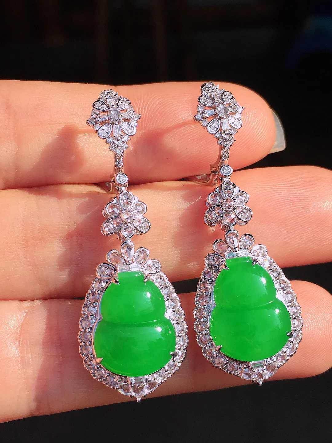 阳绿葫芦耳坠，色泽均匀艳丽，玉质细腻，荧光感超
强，饱满圆润，尽显优雅气质，18k
金豪华镶嵌