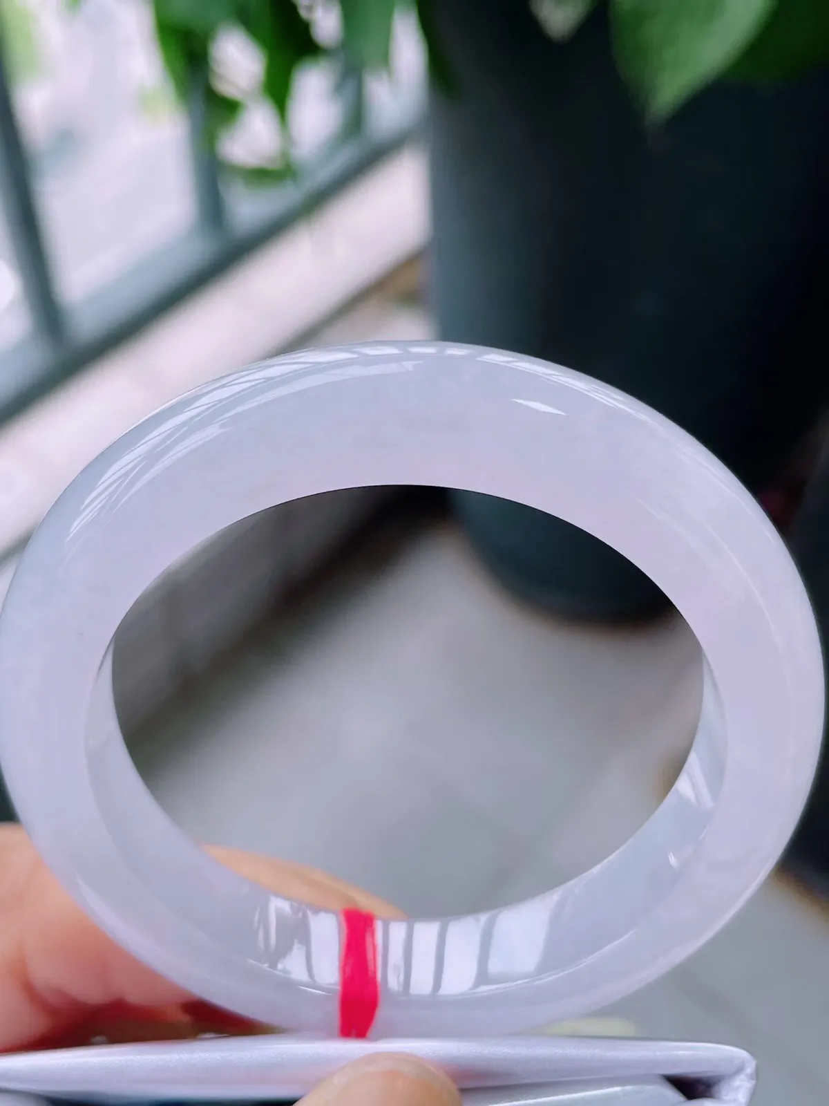 【翡翠名称】老种冰白月光54正圈口手镯
【翡翠尺寸】54-11.8-9.8mm适合53-55正圈口佩戴
【翡翠描述】宝贝种老水足，玉质细腻，色泽靓丽，性价比高，佩戴效果好！
【其它赠送】权威证书/精美挂绳盒子/支持全国复检