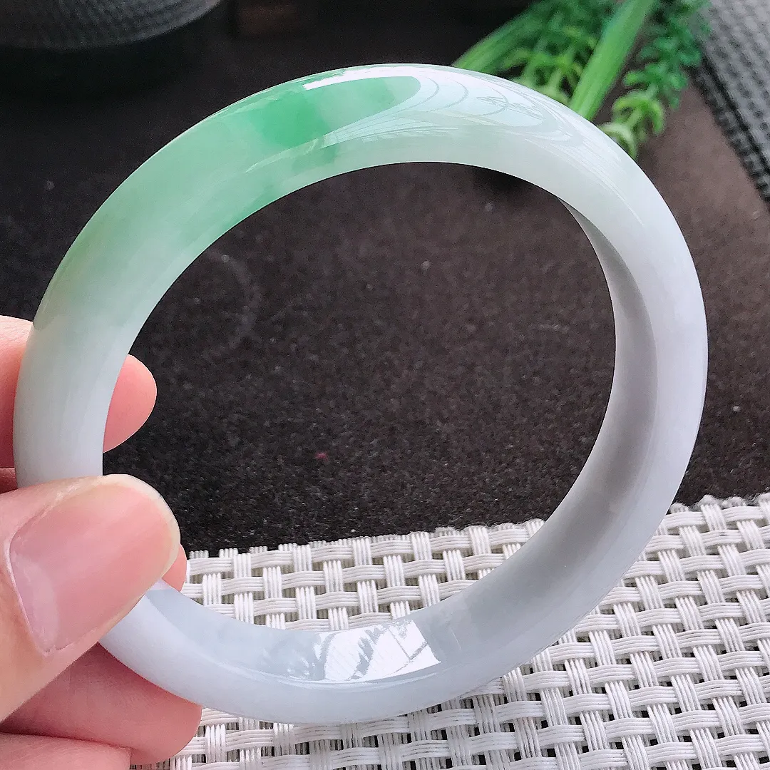 天然A货翡翠62.5/12.4/8.5老坑精美温润飘绿手镯大圈口宽边玉镯