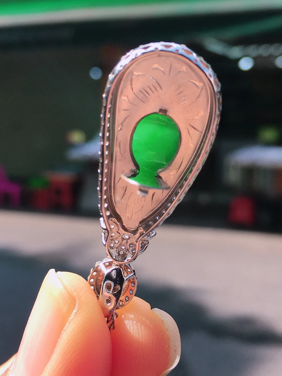 阳绿福豆吊坠，色泽均匀艳丽，玉质细腻，荧光感超
强，饱满圆润，尽显优雅气质，18k
金豪华镶嵌