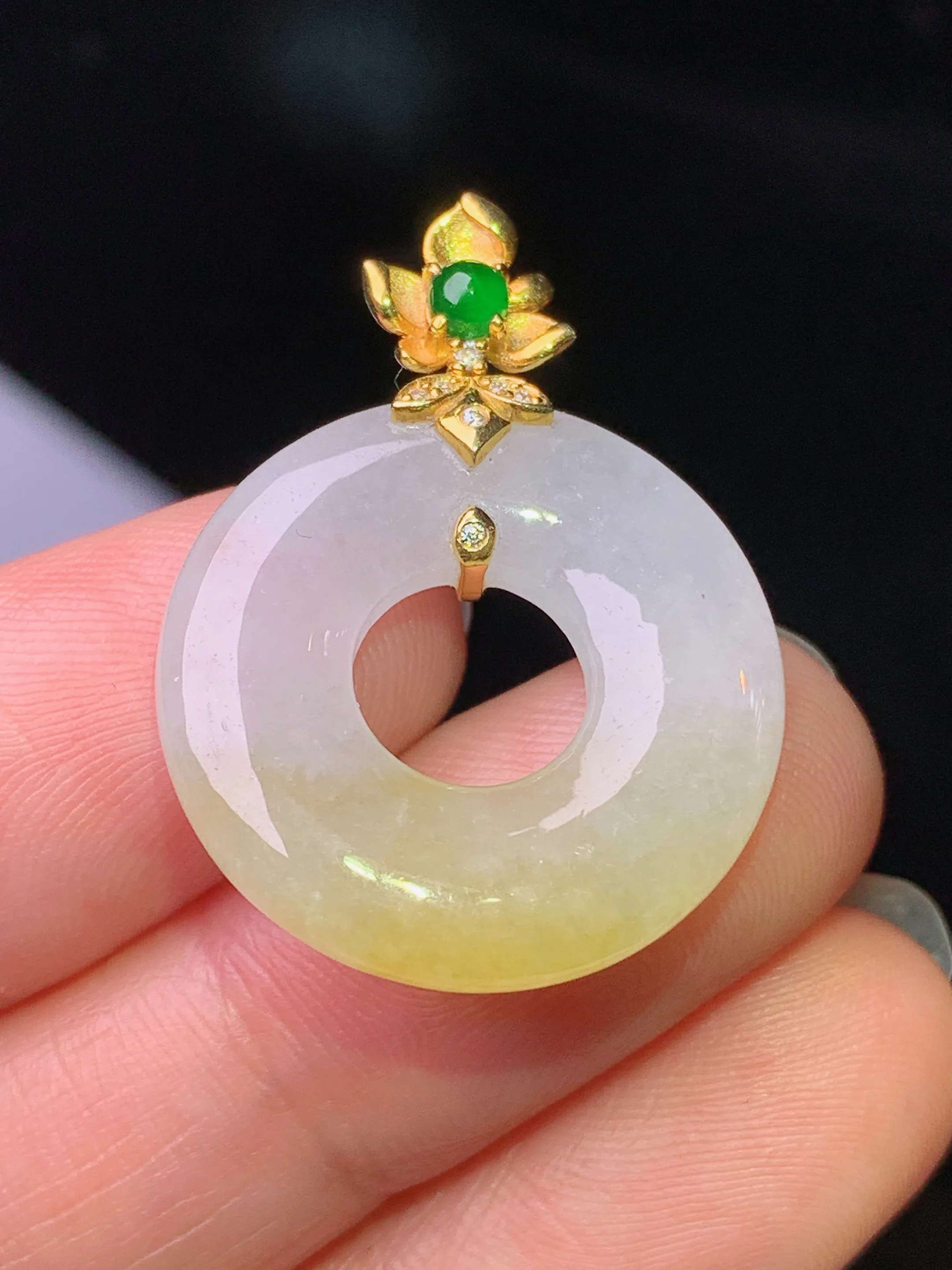 18k金钻镶嵌飘黄翡平安环吊坠 玉质细腻 色泽清新艳丽 整体尺寸29.2*21.5*4.2