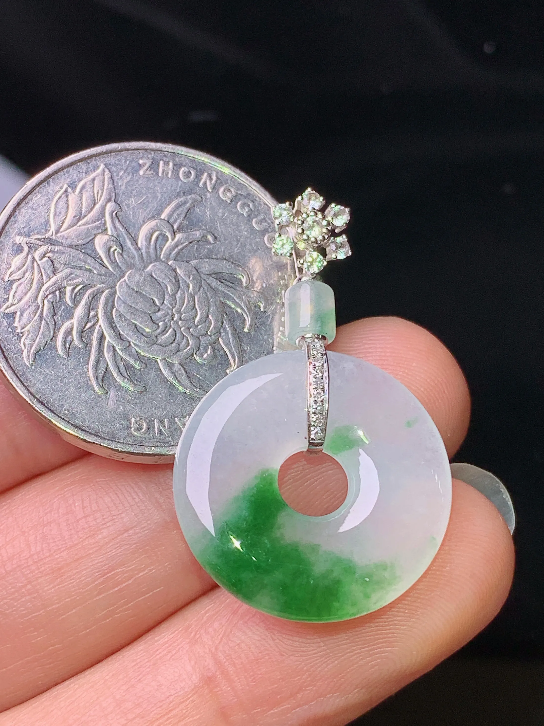 18k金钻镶嵌飘绿平安环吊坠 玉质细腻 色泽清新艳丽 整体尺寸31.2*19.3*3.8