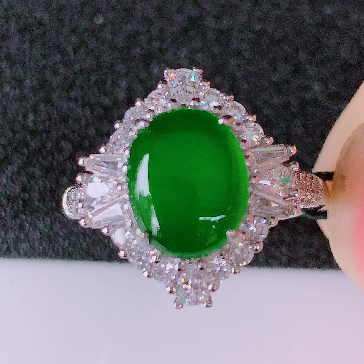 冰透满绿翡翠925银镶嵌戒指，自然光实拍，翠色灵动，颜色漂亮，种老水足，品相佳，佩戴佳品！#97.2