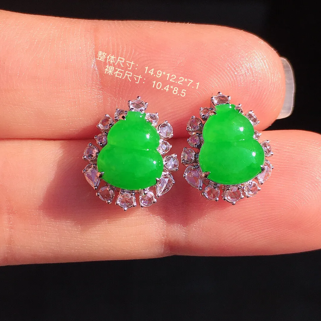 阳绿葫芦耳钉，色泽均匀艳丽，玉质细腻，荧光感超
强，饱满圆润，尽显优雅气质，18k
金豪华镶嵌
