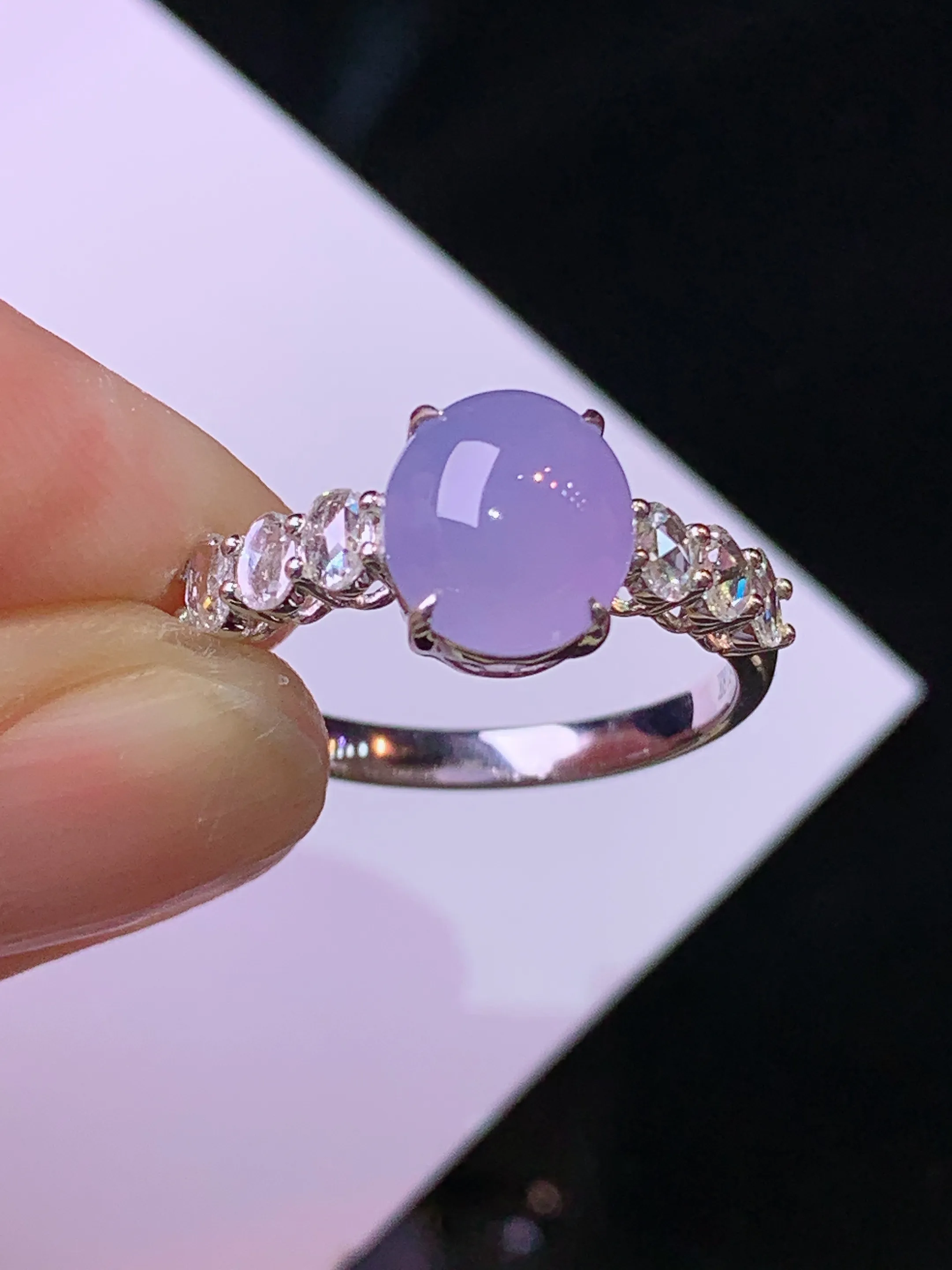 18k金钻镶嵌紫罗兰蛋面戒指 玉质细腻 色泽清新艳丽 圈口14 裸石尺寸8.3*7.2*4